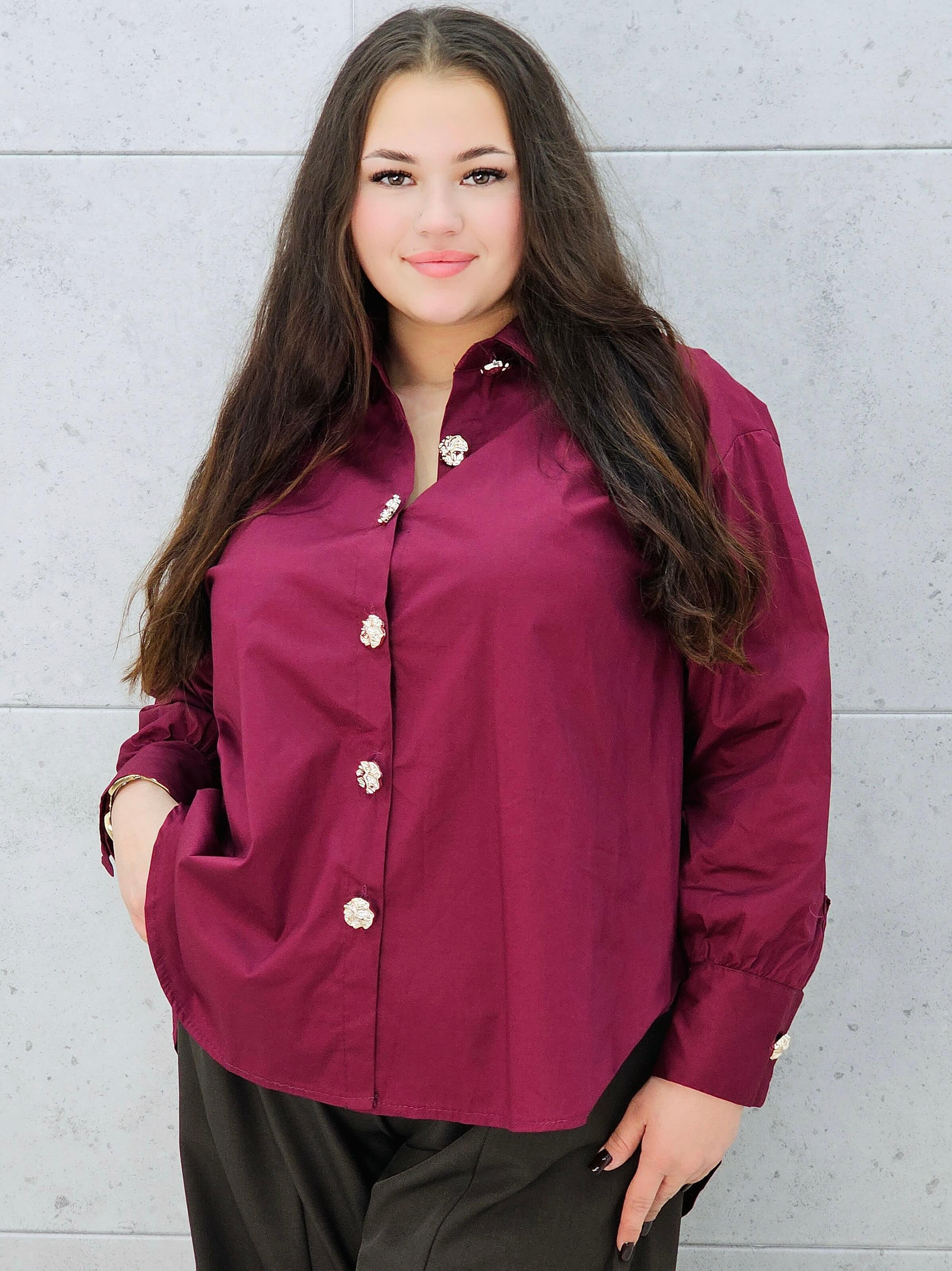 koszula plus size bordowa – elegancka stylizacja na wieczór