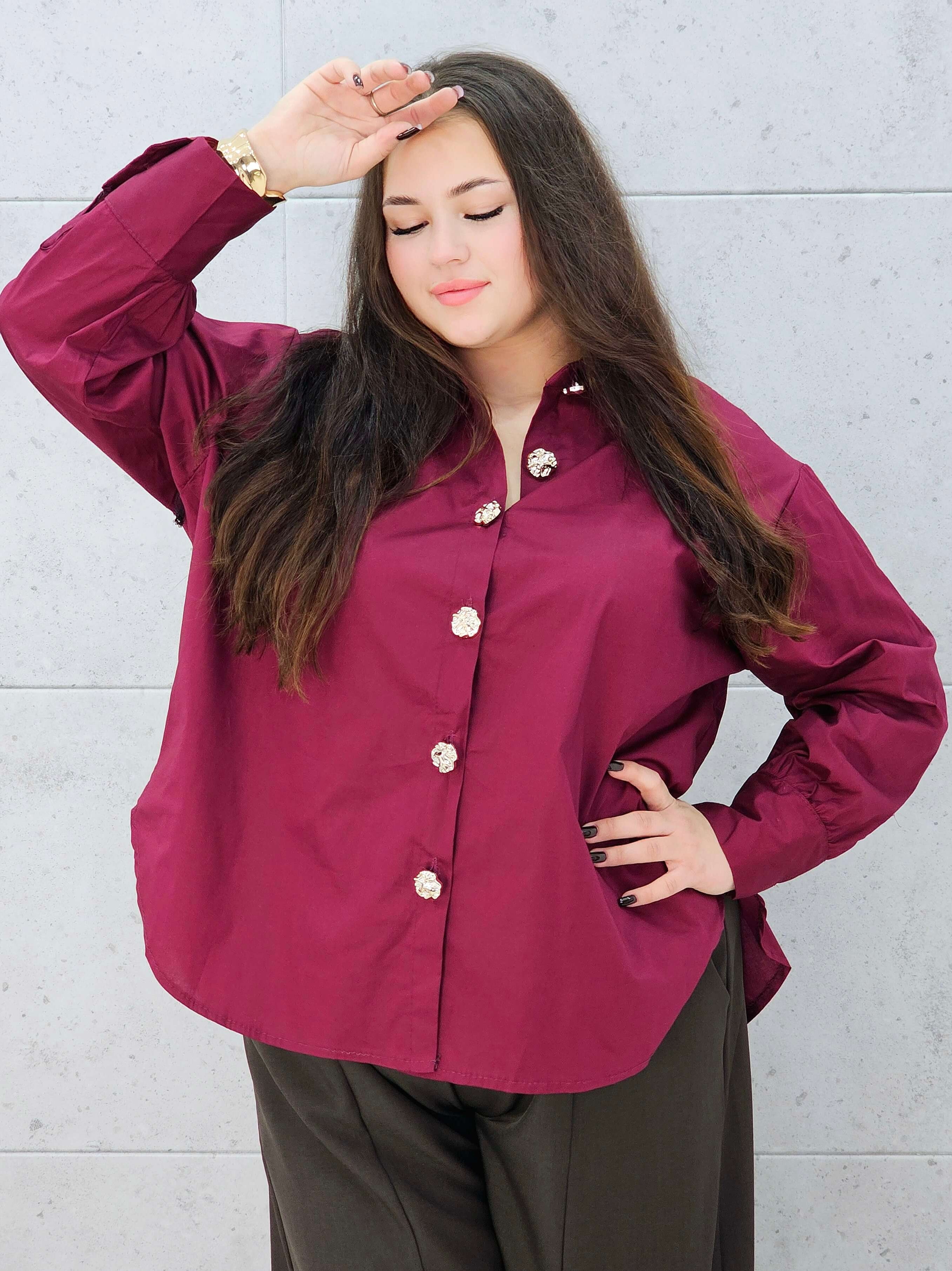 koszula plus size bordowa – elegancka stylizacja na wieczór guziki