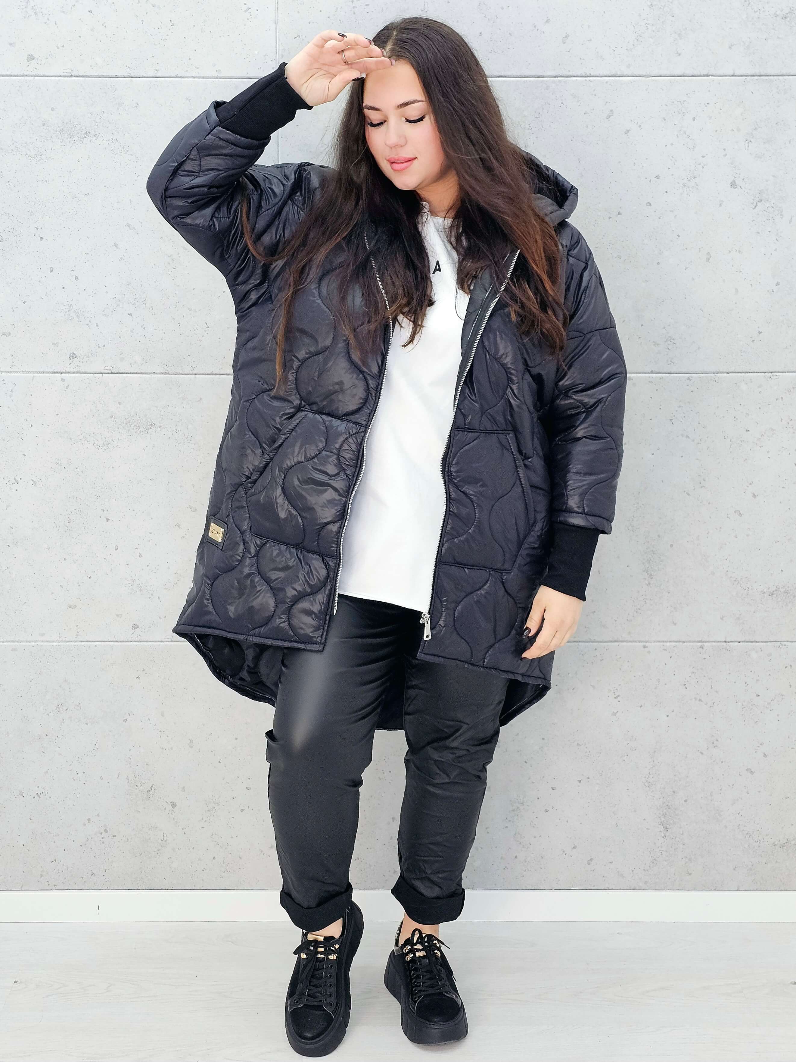 Modna kurtka XXL z kapturem – elegancki fason dla kobiet plus size