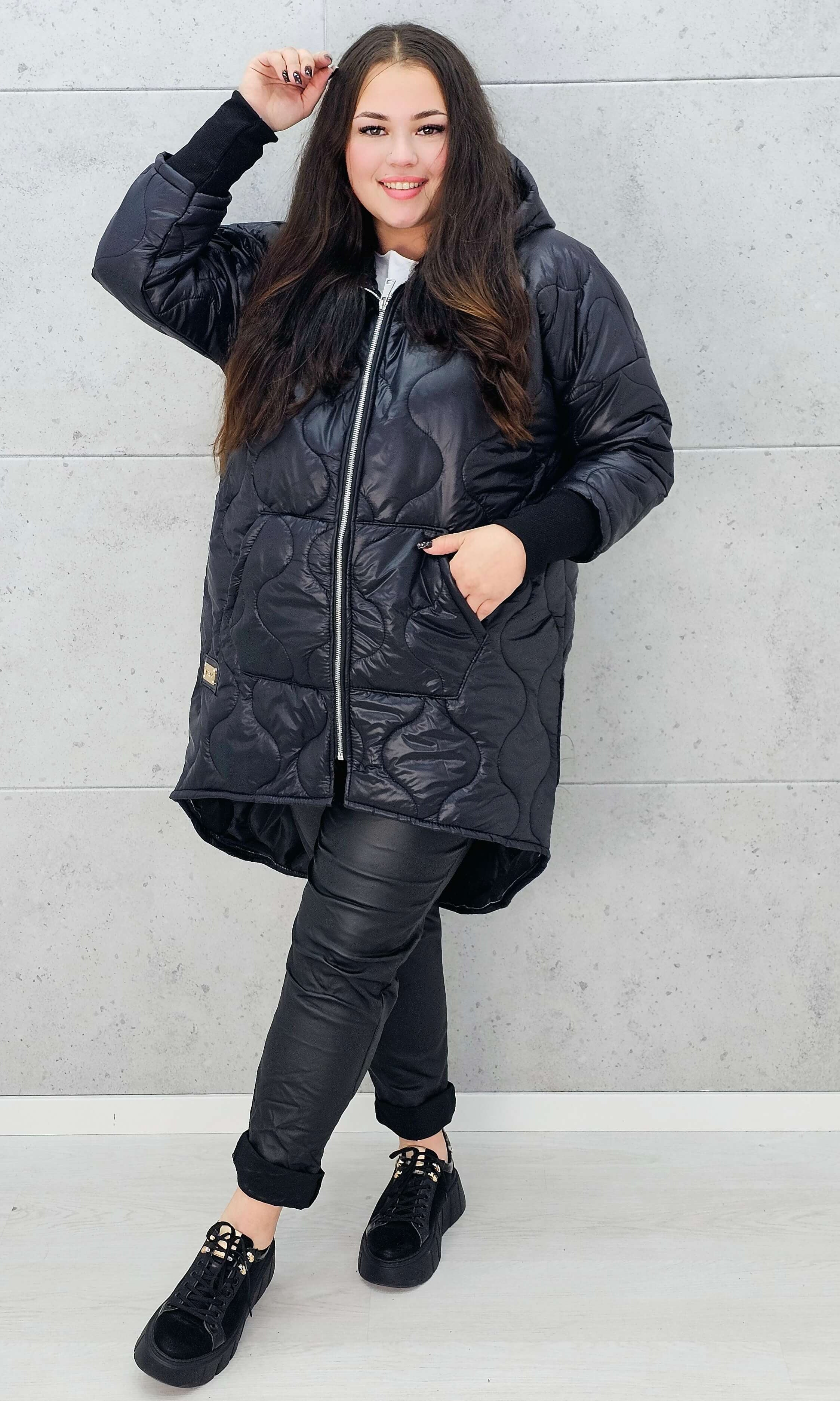 Modna kurtka XXL z kapturem – elegancki fason dla kobiet plus size przodem