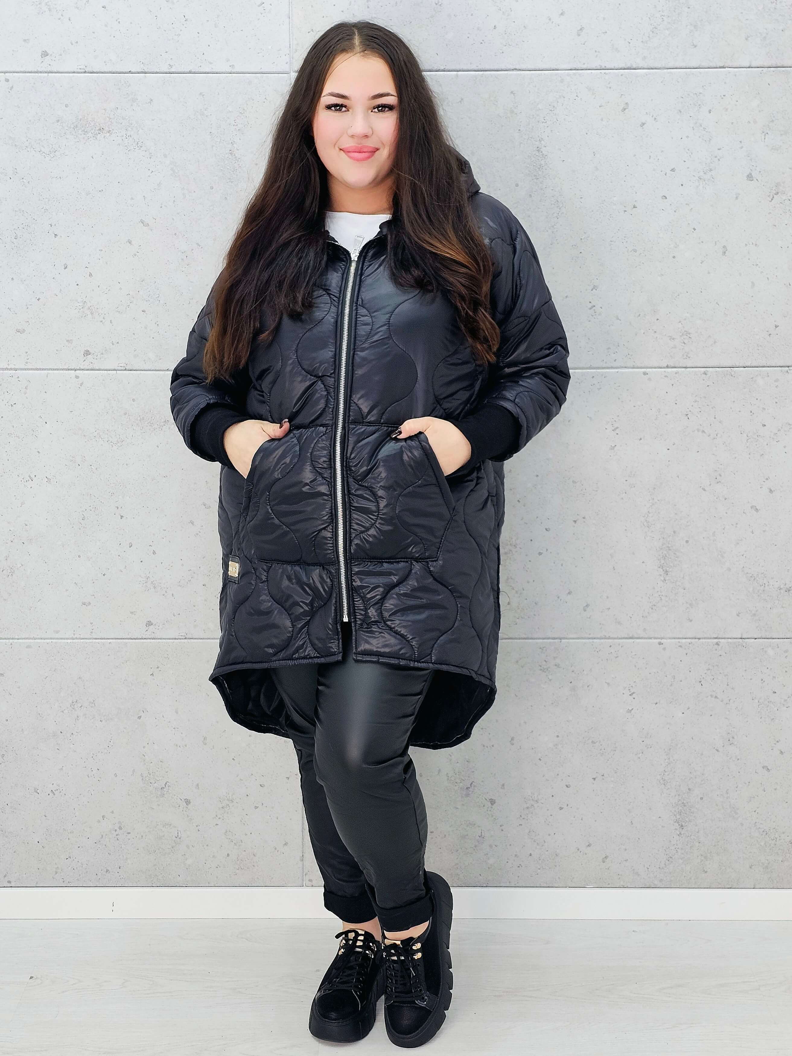 Czarna pikowana kurtka plus size z kapturem