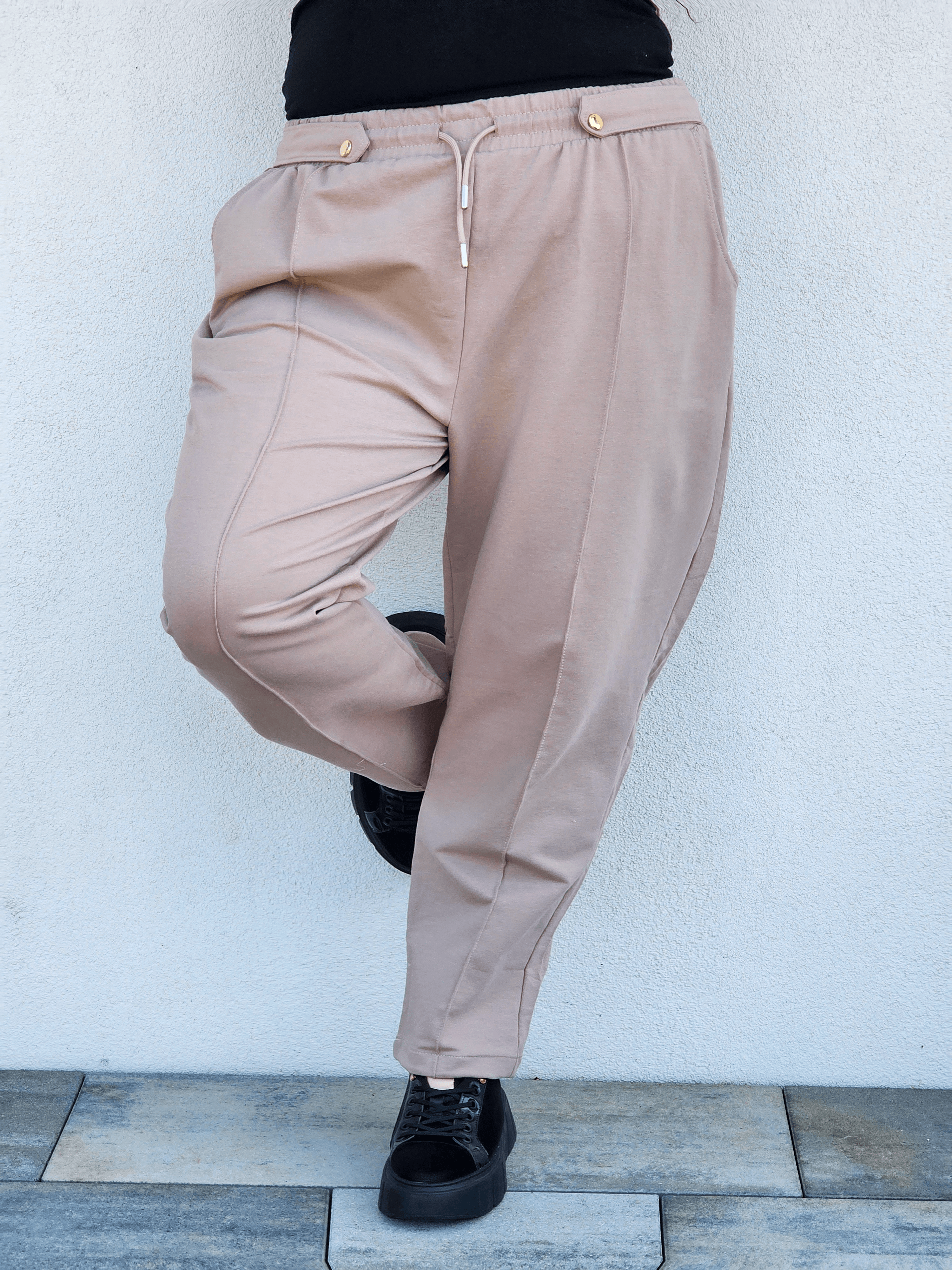 Eleganckie spodnie z ozdobnym guzikiem Stylowa XL