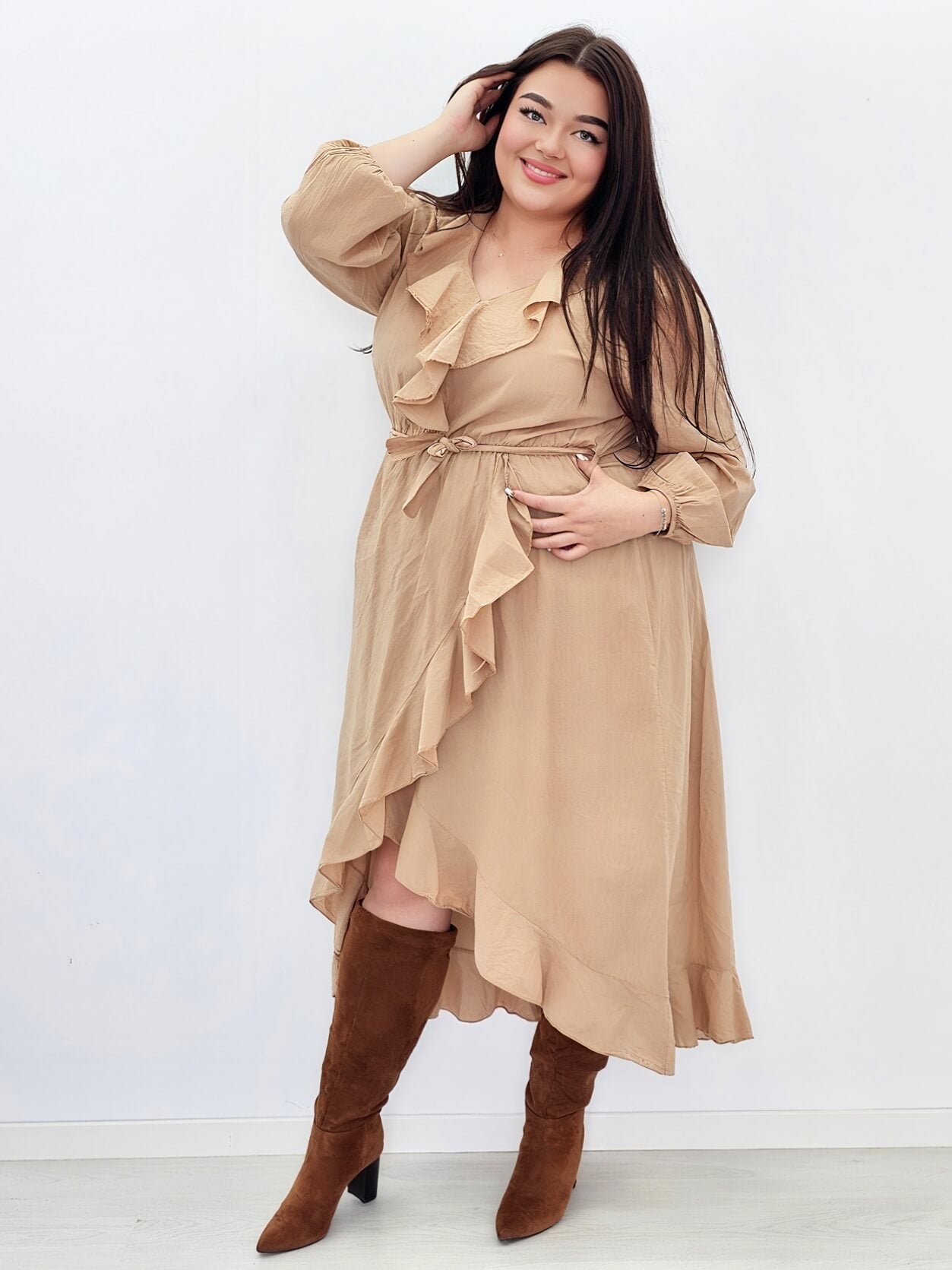 Sukienka z falbaną i wiązaniem w talii. Stylowa XL