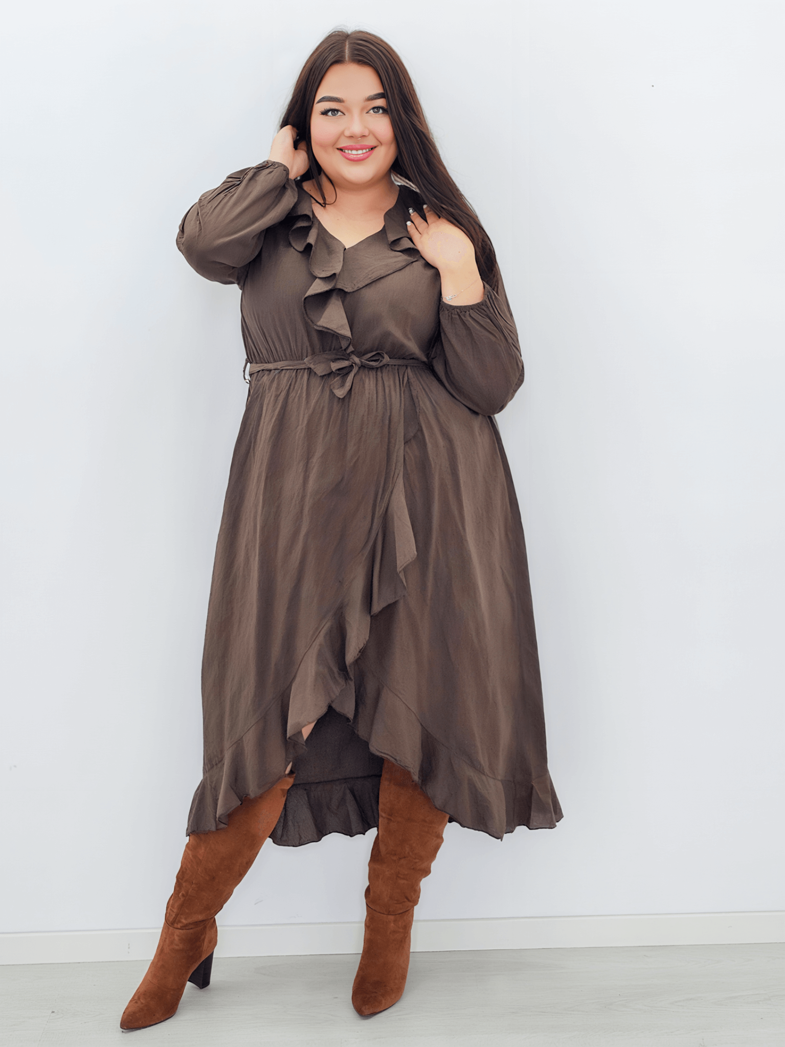 Sukienka z falbaną i wiązaniem w talii. Stylowa XL