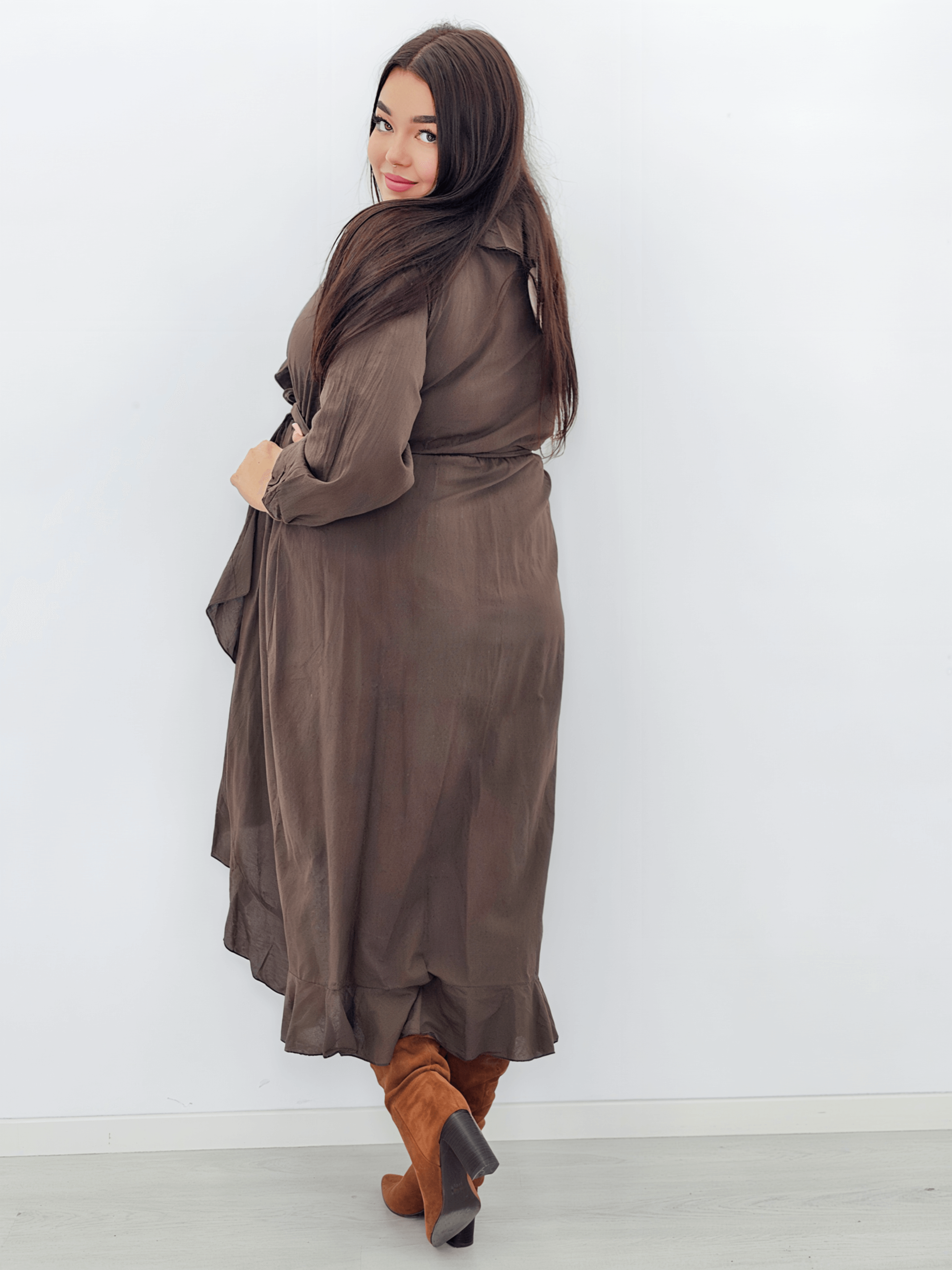 Sukienka z falbaną i wiązaniem w talii. Stylowa XL