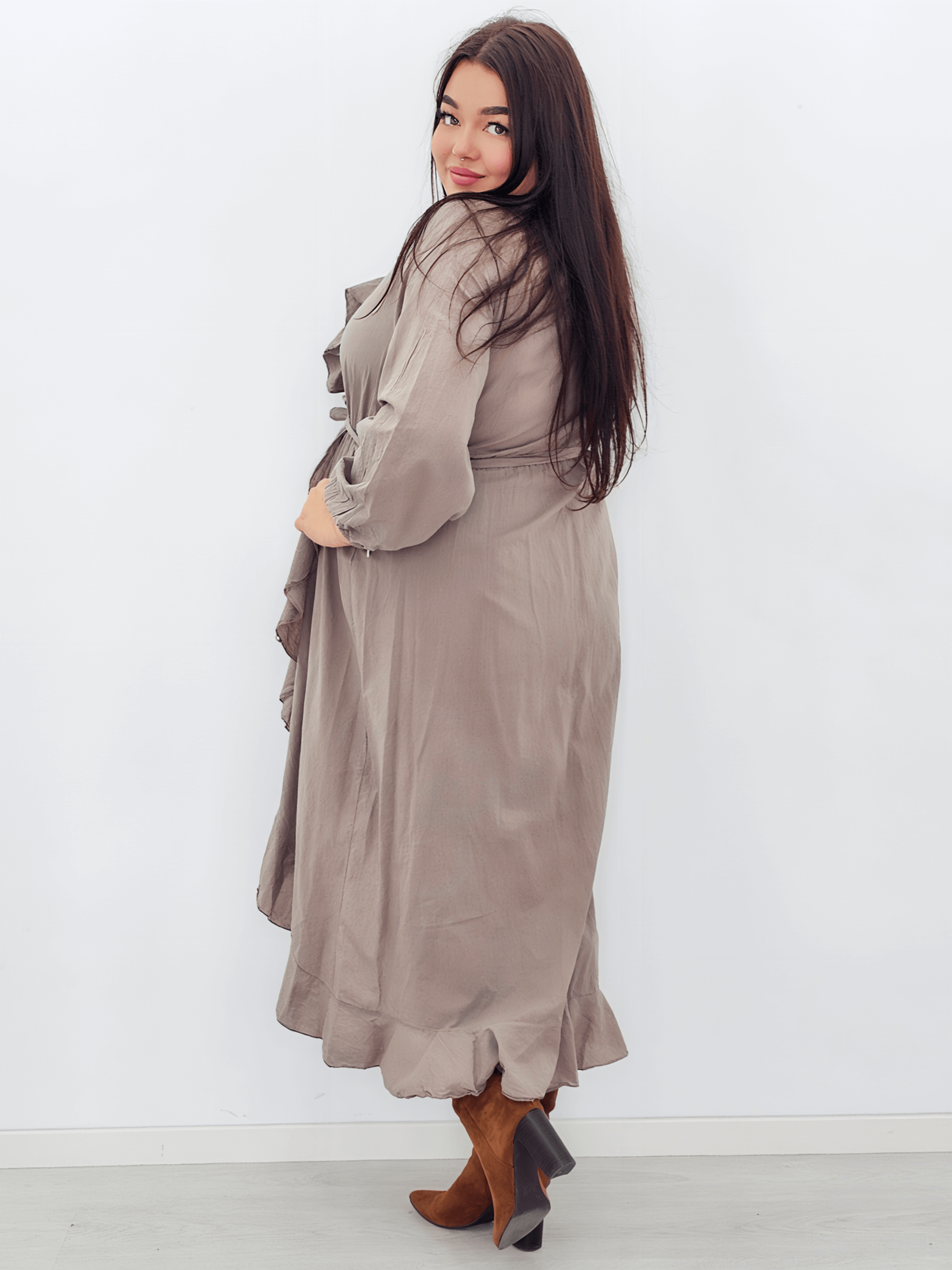 Sukienka z falbaną i wiązaniem w talii. Stylowa XL