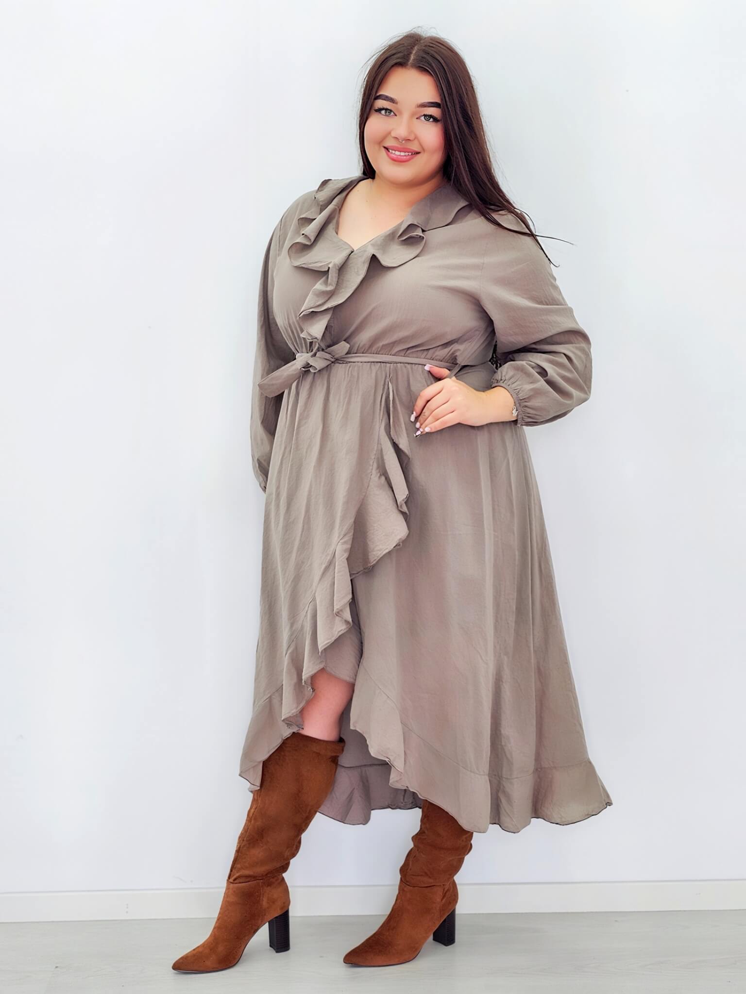 Sukienka z falbaną i wiązaniem w talii. Stylowa XL