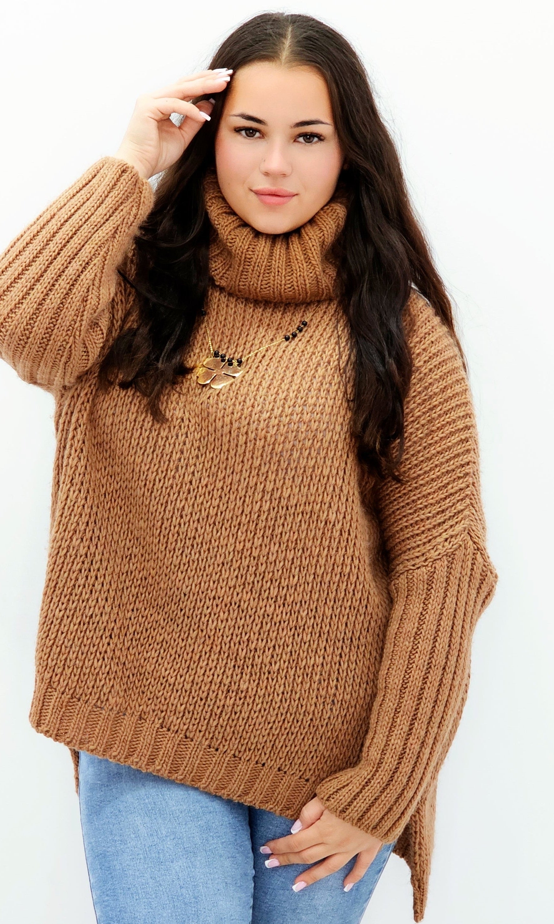 Ciepły sweter z golfem camel – modny, miękki i kobiecy! Stylowa XL