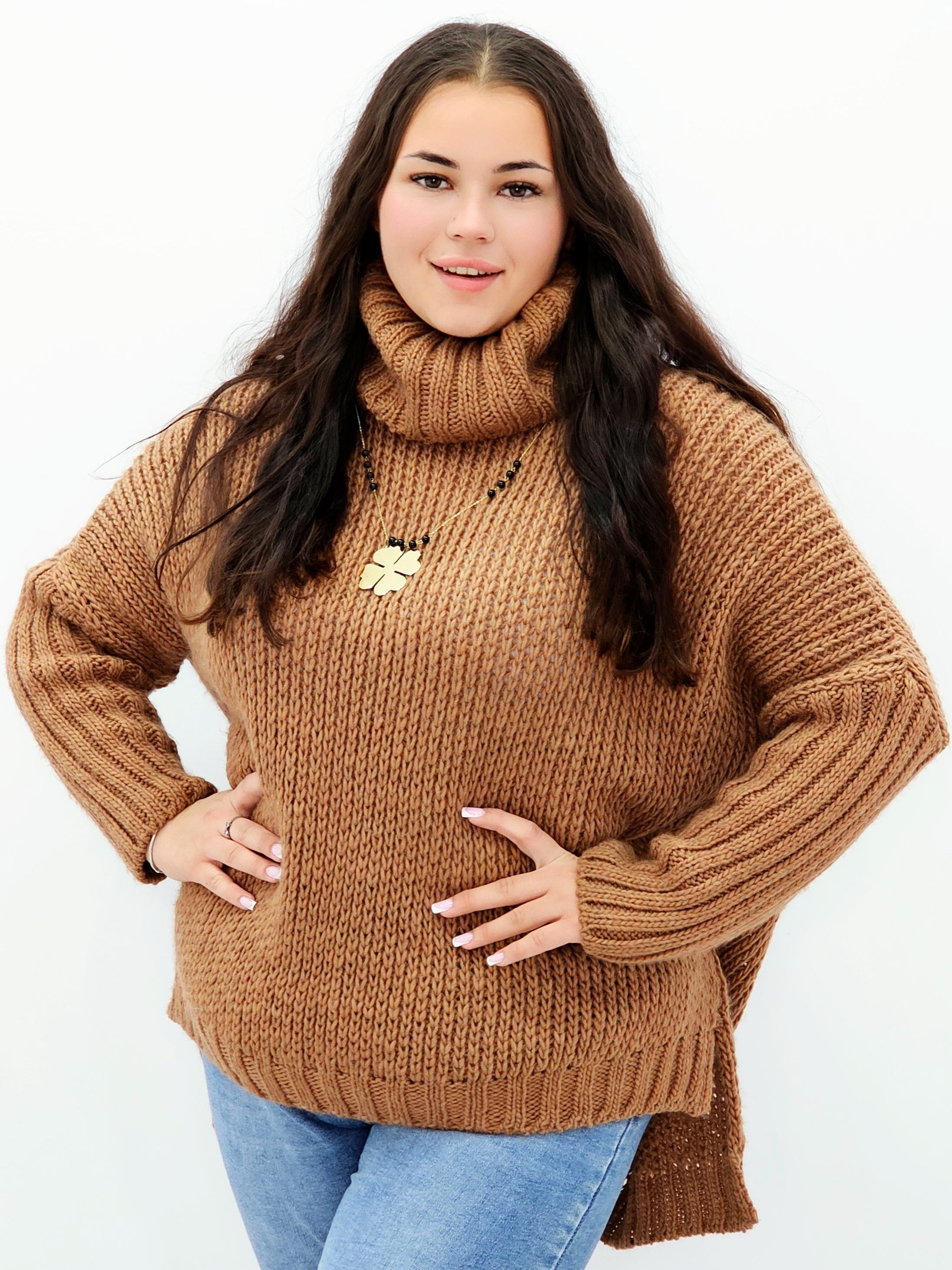 Ciepły sweter z golfem camel – modny, miękki i kobiecy! Stylowa XL