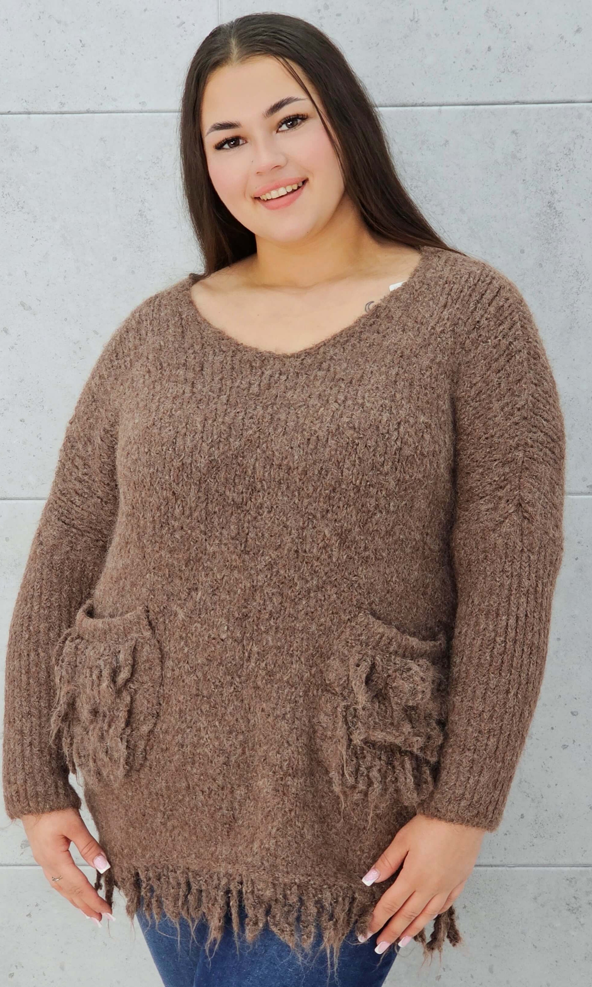 Sweter z frędzlami i kieszeniami Stylowa XL