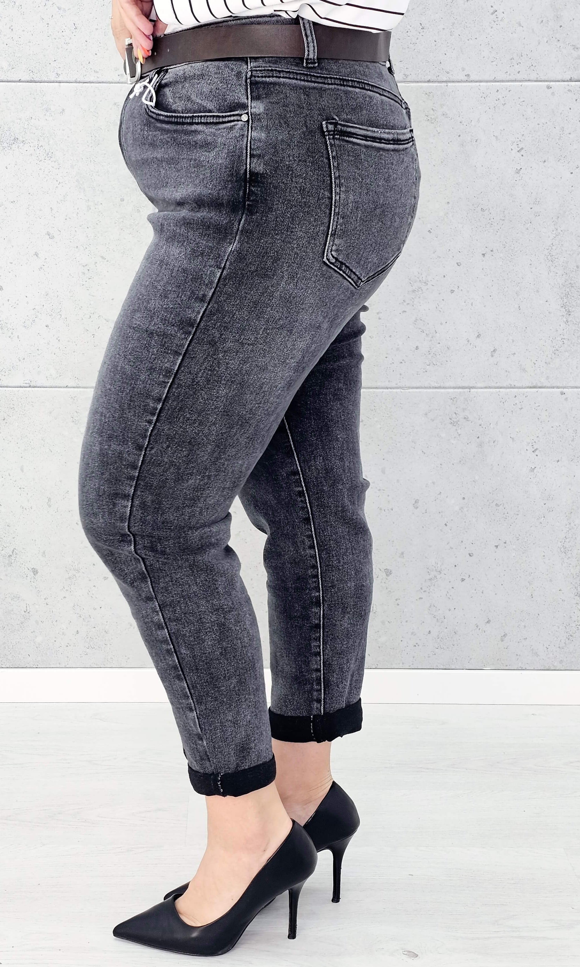 Spodnie jeansowe StylowaXL – nowoczesny fason i perfekcyjne dopasowanie w modzie plus size. M.Sara Stylowa XL