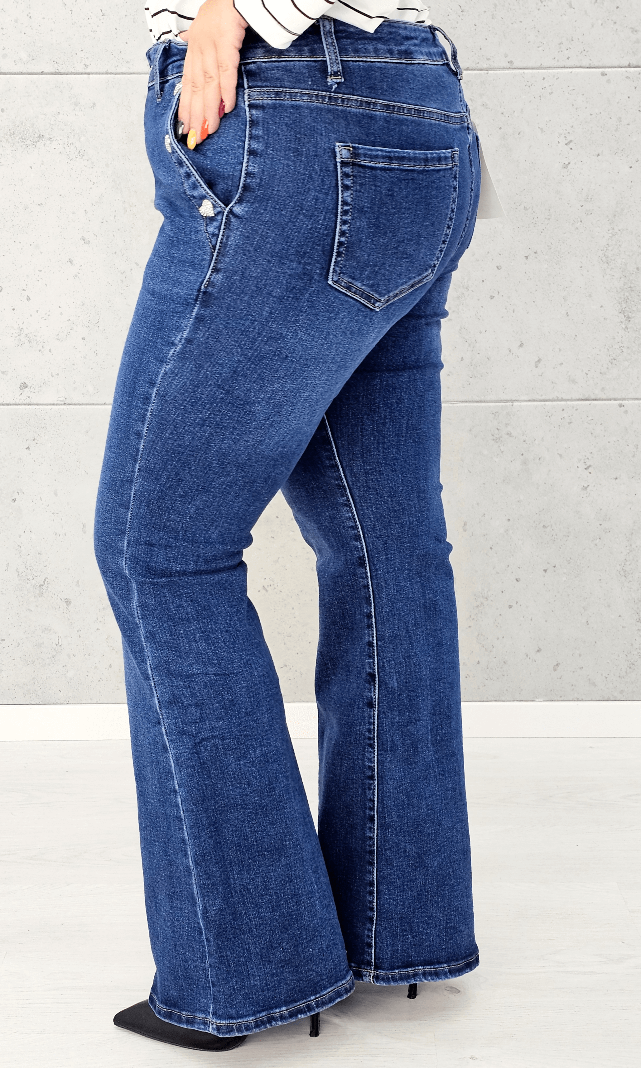 Spodnie jeansowe StylowaXL Bootcut – dzwony krój w modzie plus size Stylowa XL