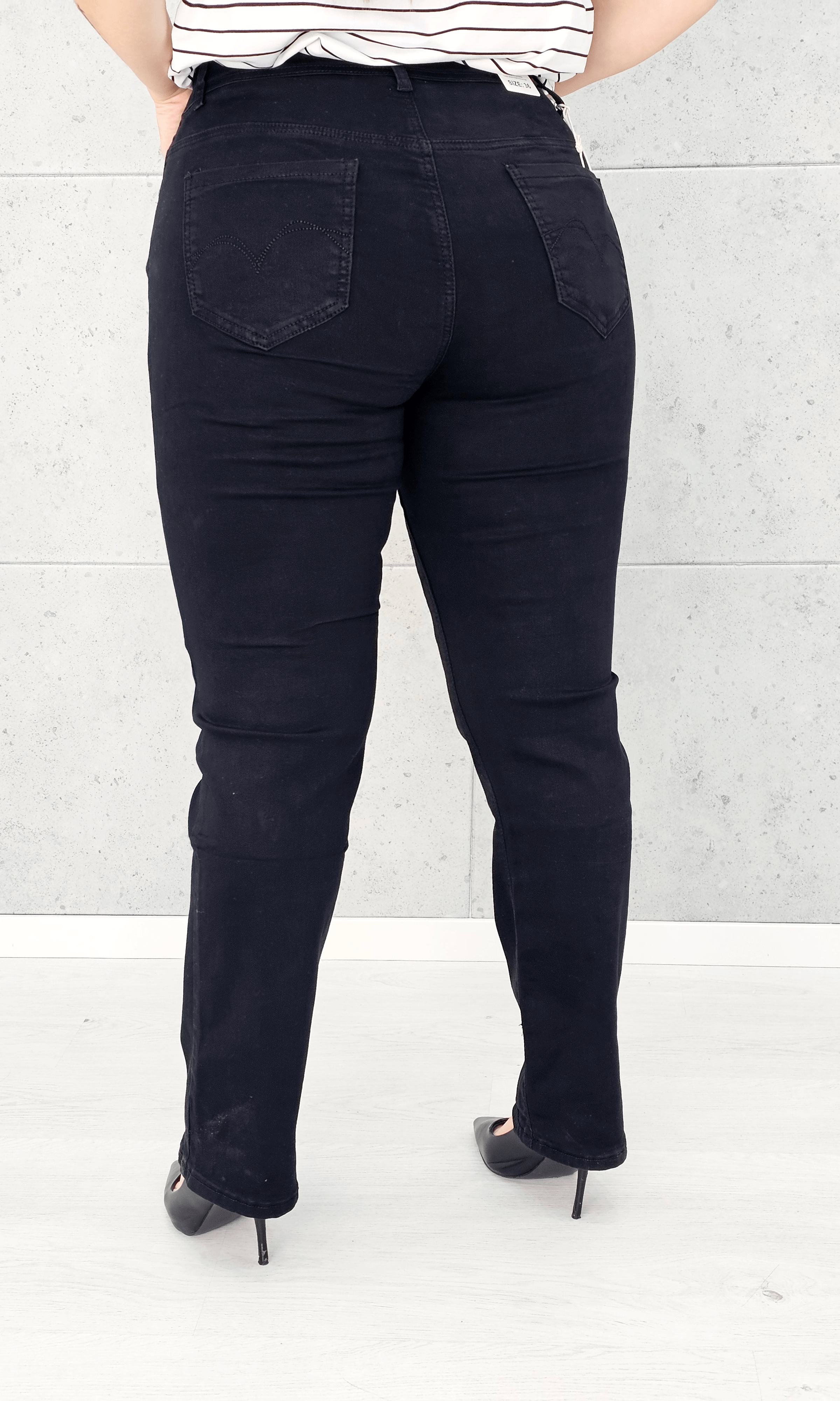 Spodnie jeansowe StylowaXL Straight Fit Black – klasyczne czarne spodnie plus size Stylowa XL
