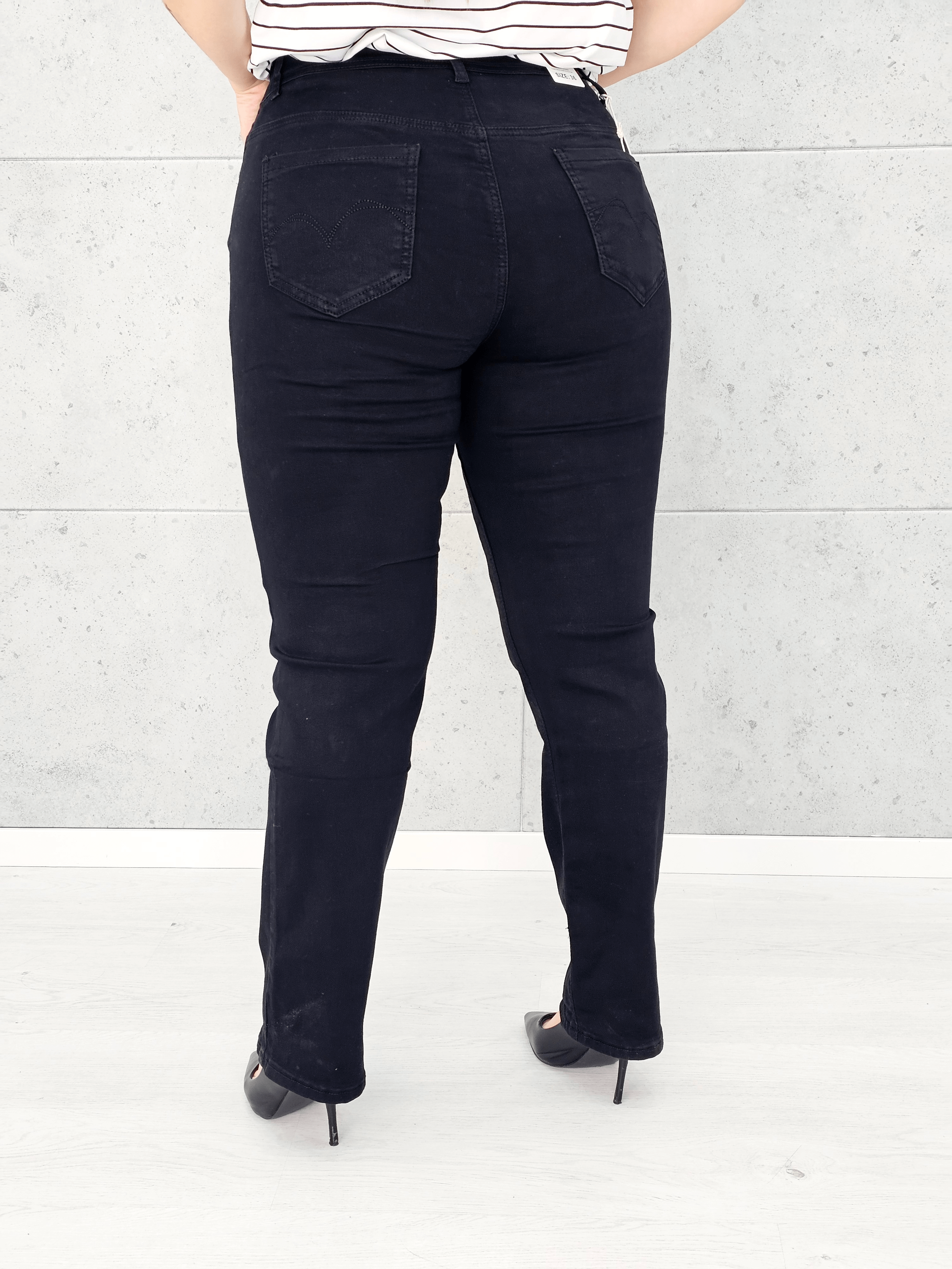 Spodnie jeansowe StylowaXL Straight Fit Black – klasyczne czarne spodnie plus size Stylowa XL