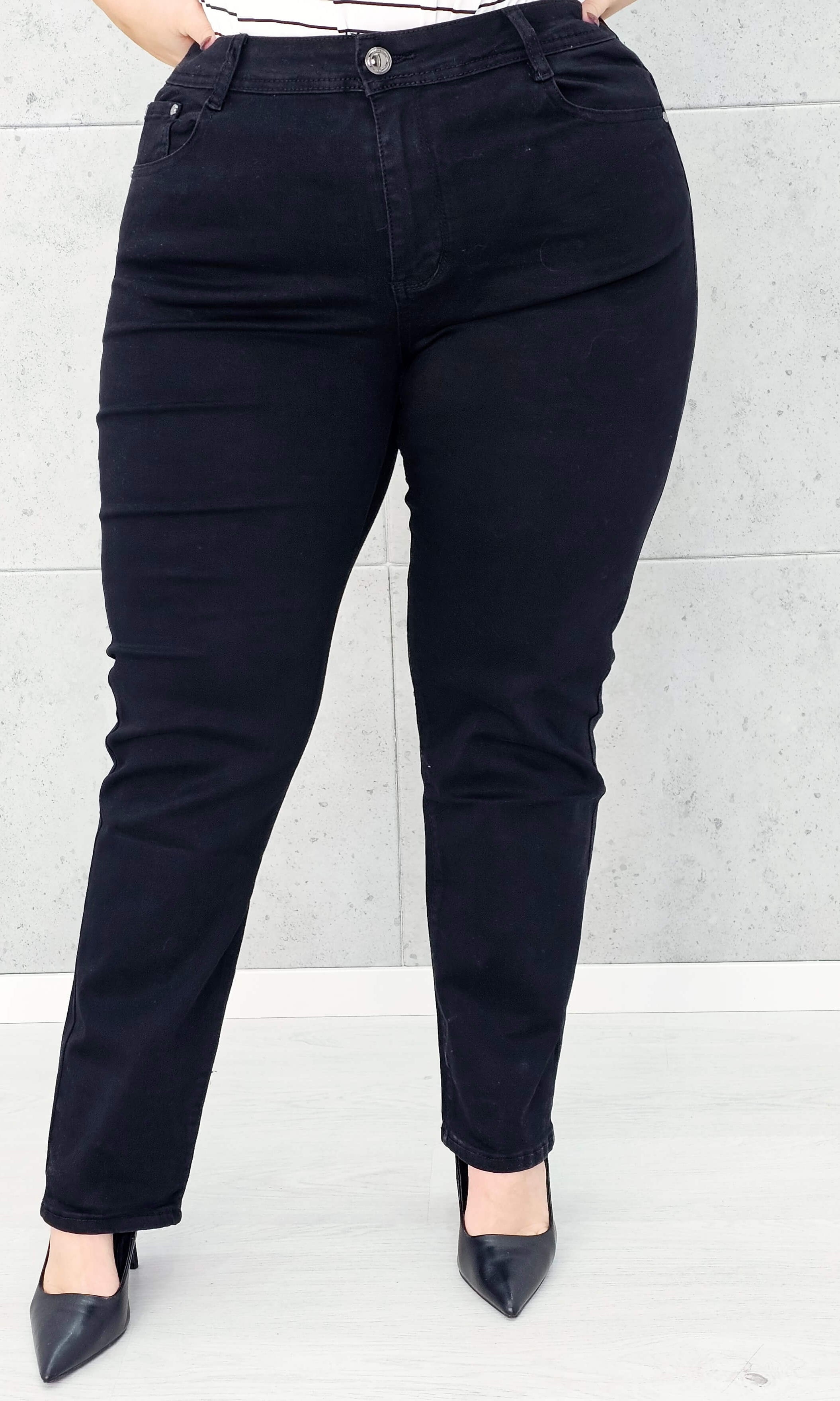 Spodnie jeansowe StylowaXL Straight Fit Black – klasyczne czarne spodnie plus size Stylowa XL