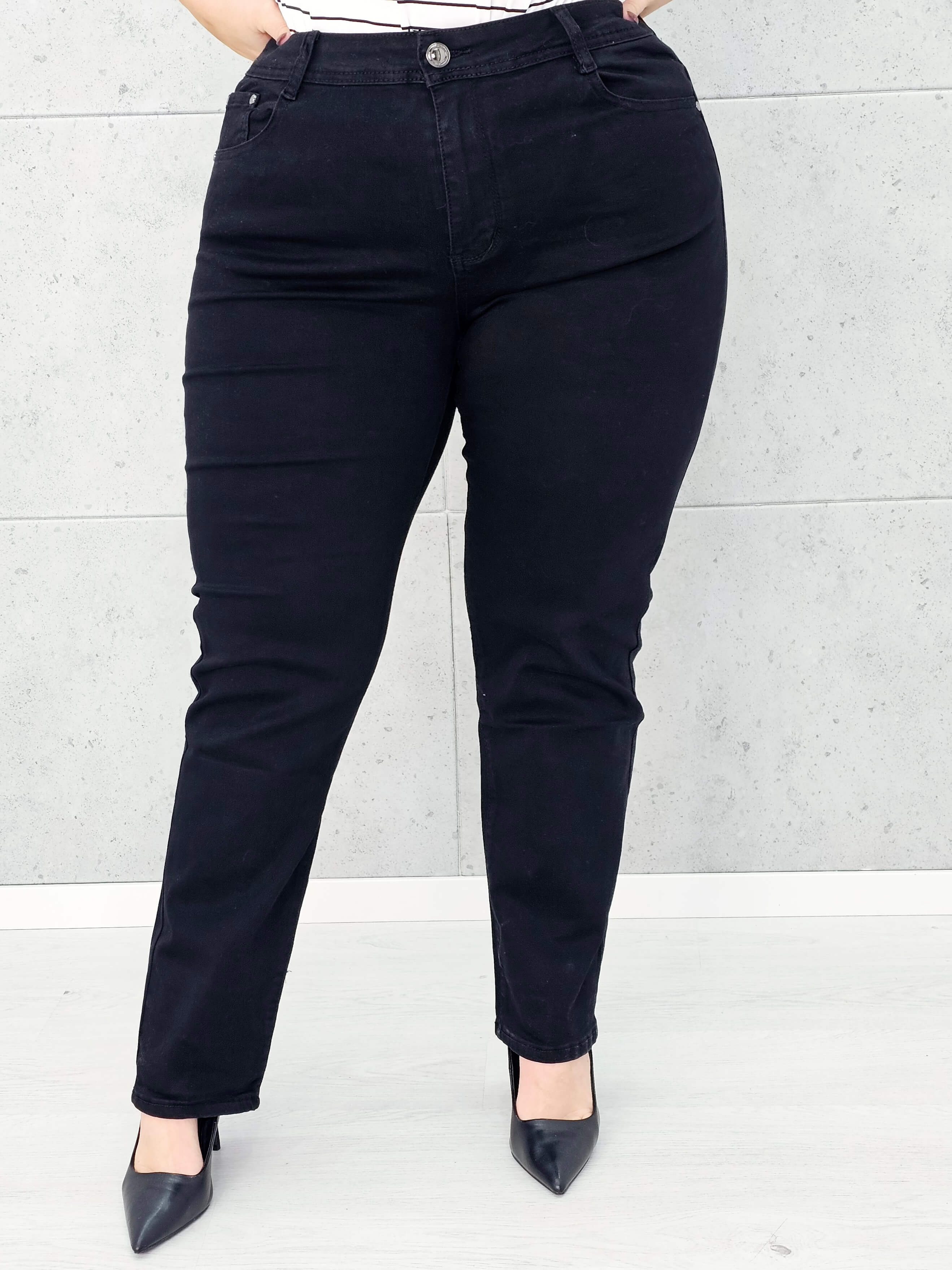 Spodnie jeansowe StylowaXL Straight Fit Black – klasyczne czarne spodnie plus size Stylowa XL