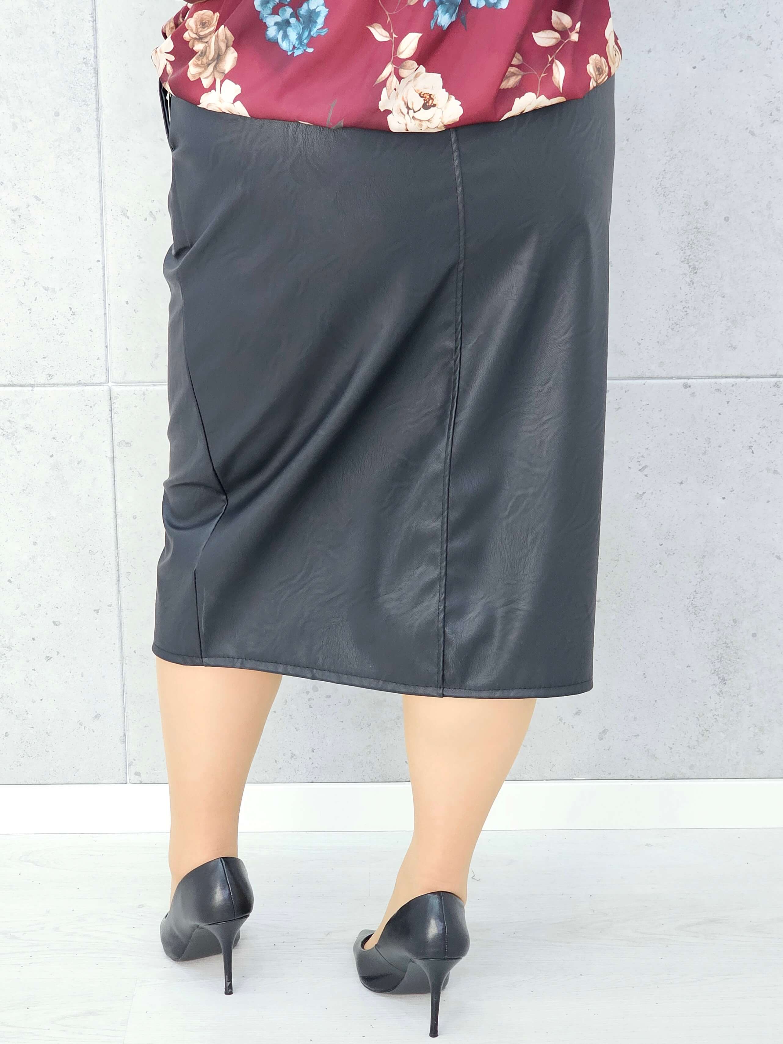 Tył czarnej spódnicy z ekoskóry plus size – Stylowa XL