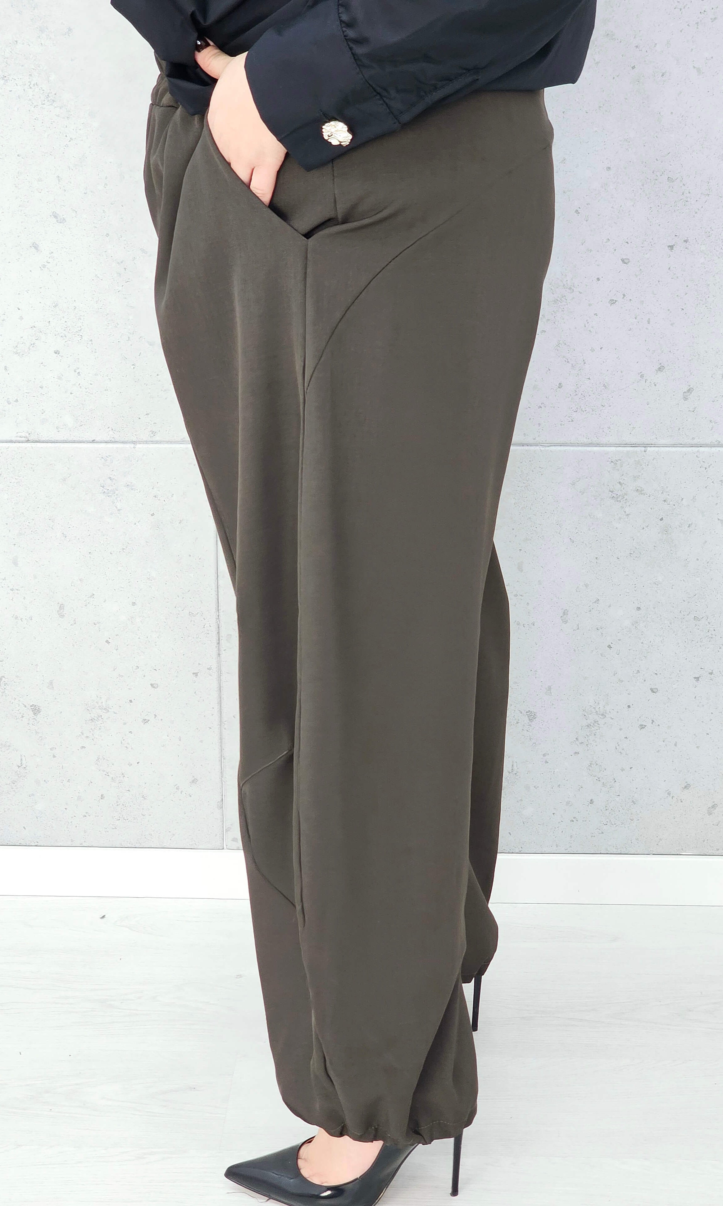 eleganckie spodnie XXL plus size z gumką w pasie bok