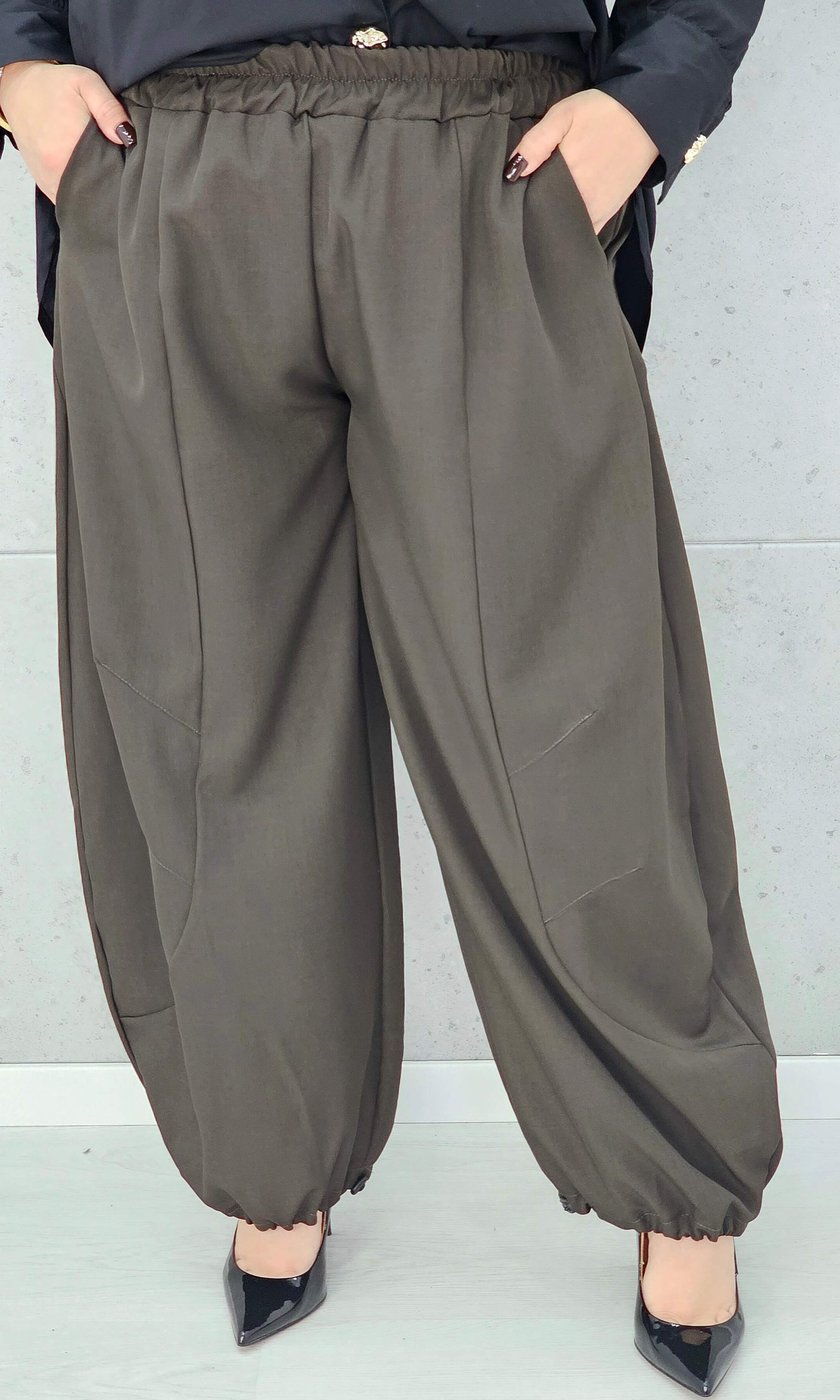 spodnie z luźną nogawką plus size w kolorze brązowym – stylizacja XXL