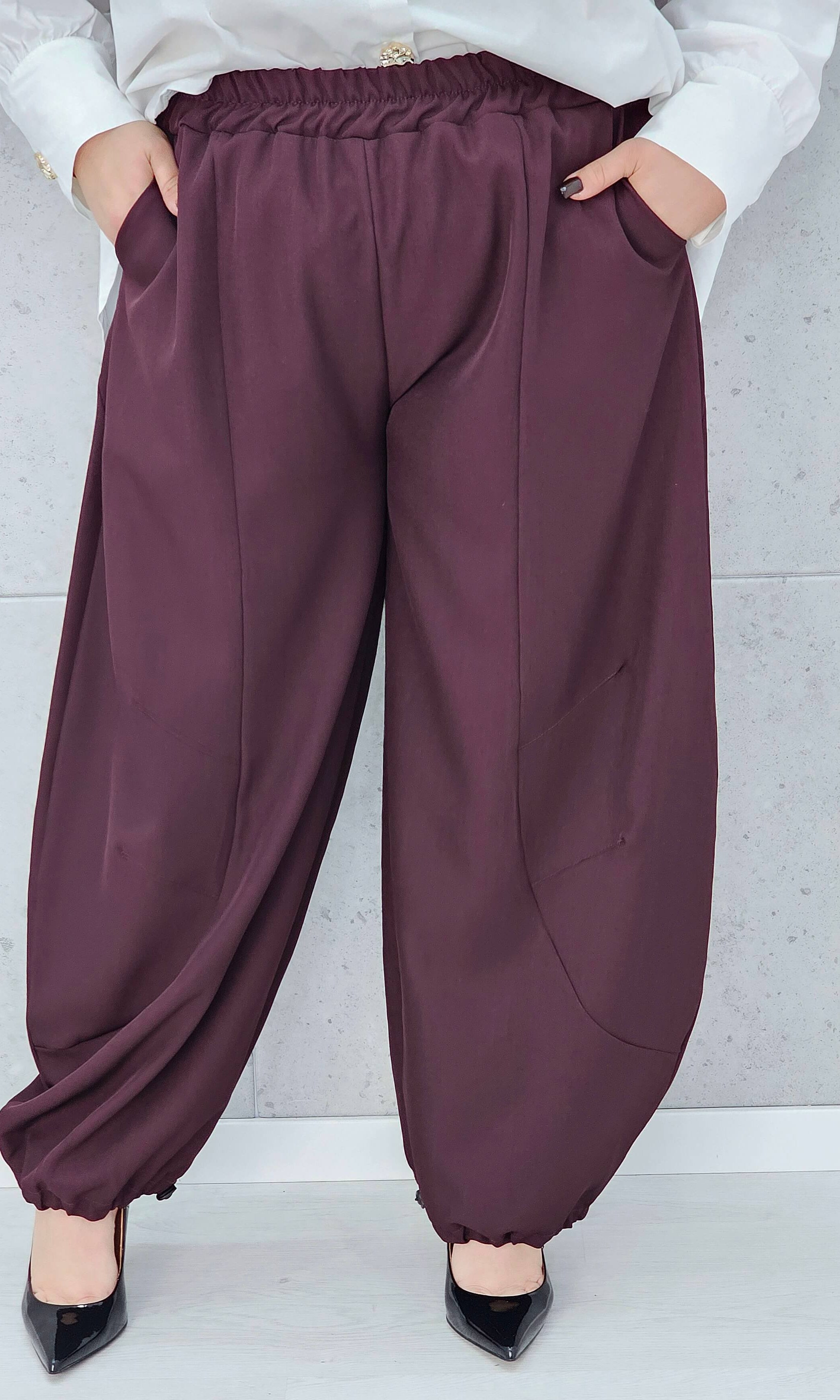 śliwkowe spodnie plus size do pracy i na co dzień