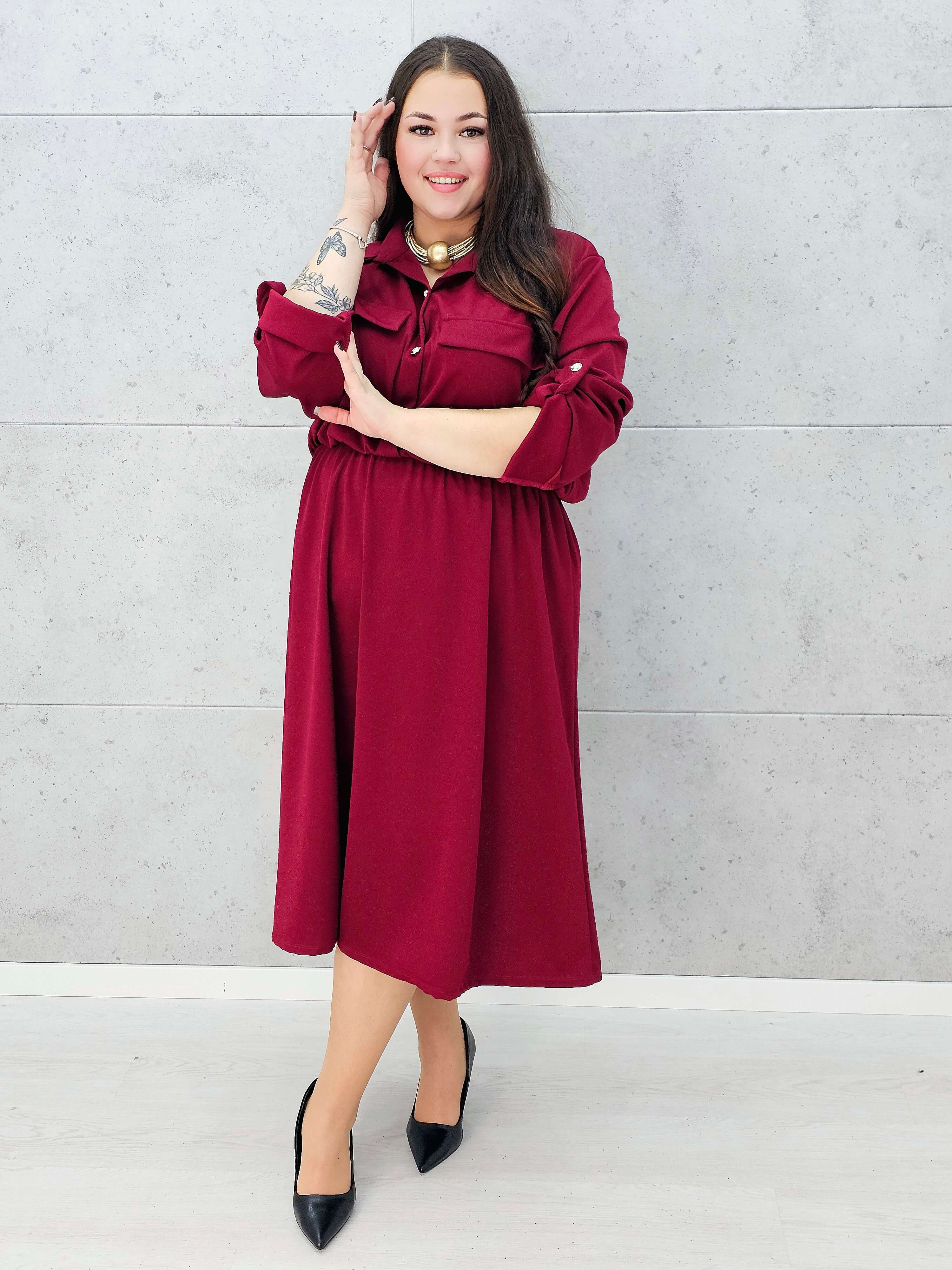 Bordowa sukienka koszulowa plus size z guzikami – Stylowa XL