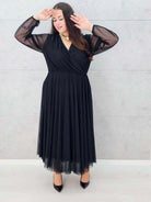 Stylizacja wieczorowa z czarną sukienką maxi Stylowa XL