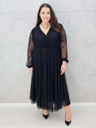 Sukienka maxi z kopertowym dekoltem i tiulowymi rękawami – Stylowa XL