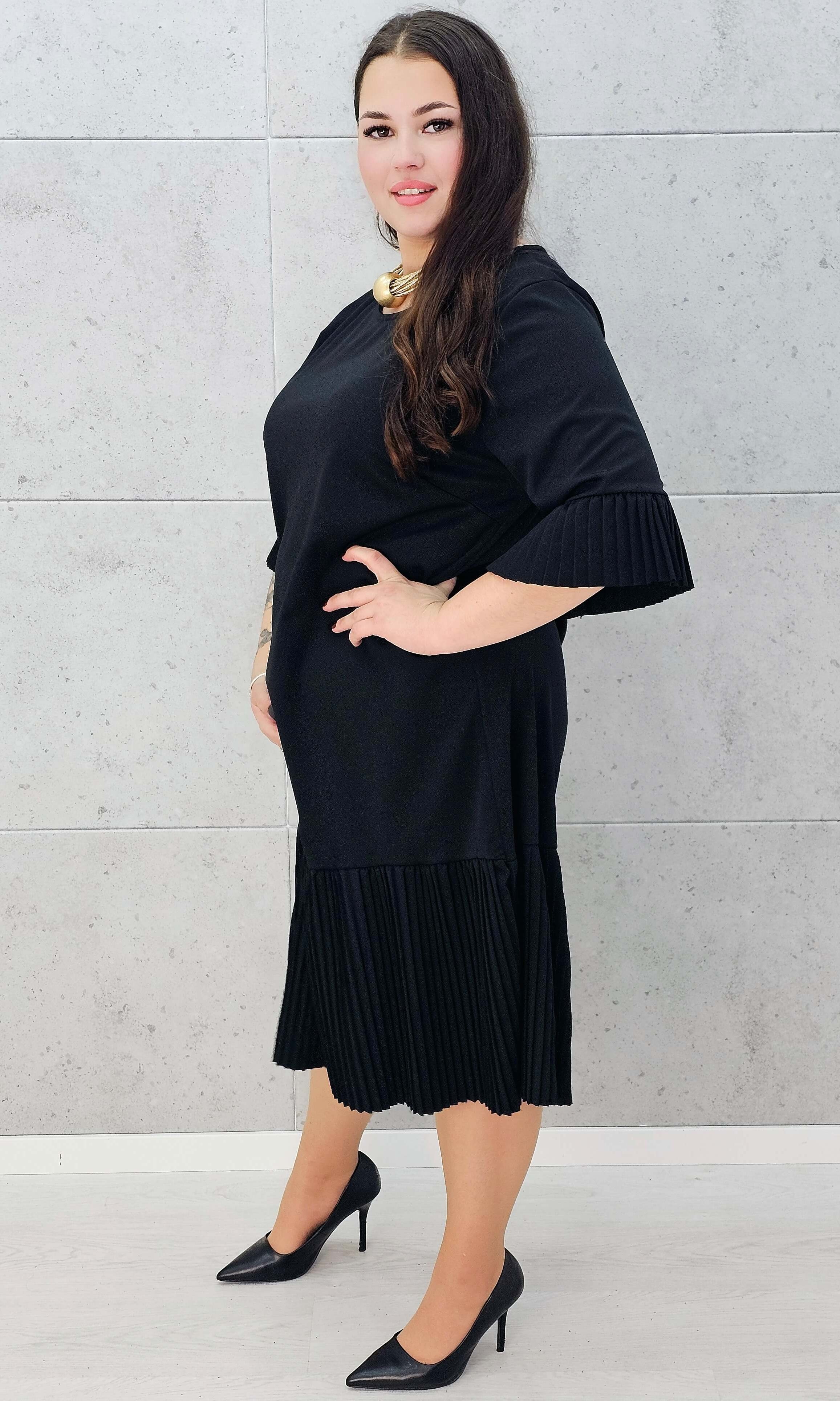 Czarna sukienka midi z plisowanym dołem – Stylowa XL bokiem