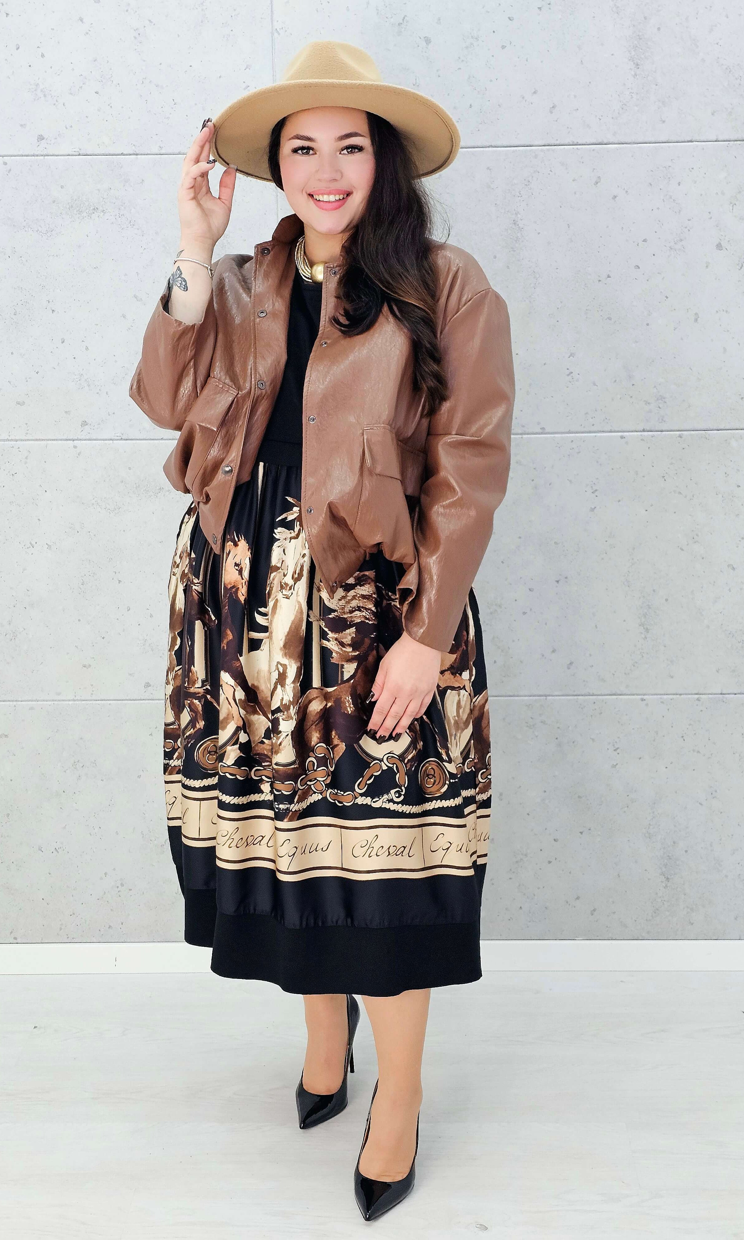 Sukienka midi XXL z modnym motywem koni – stylizacja