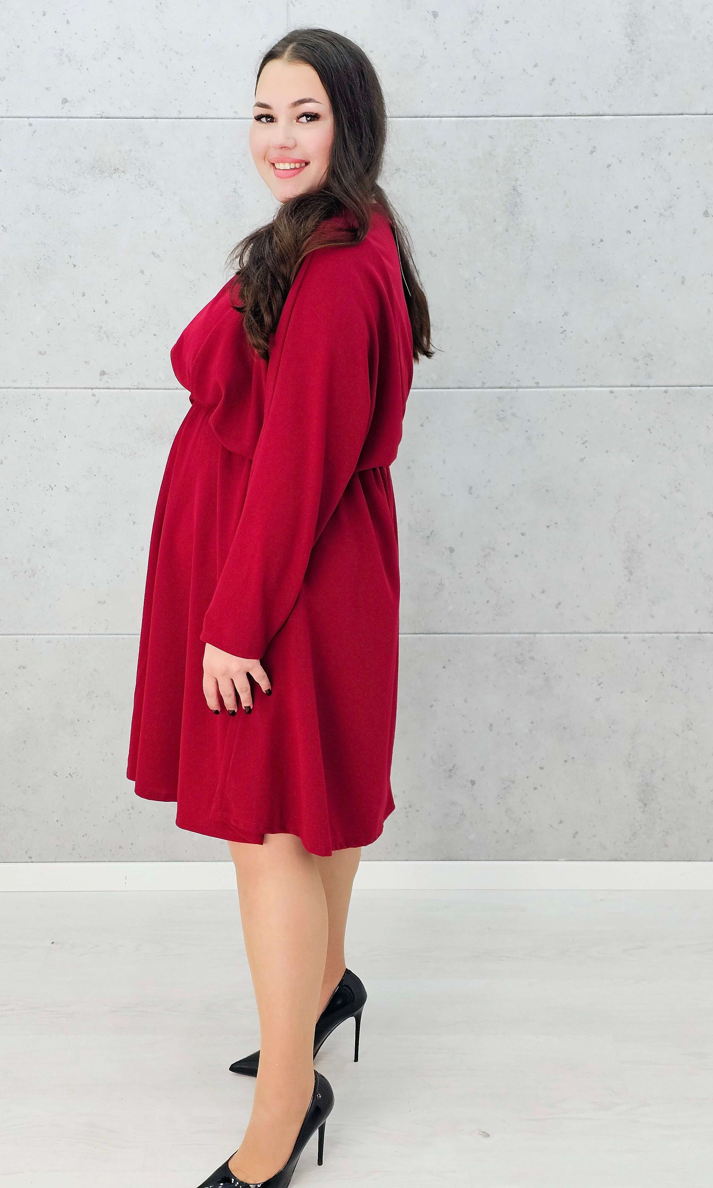 Bordowa rozkloszowana sukienka plus size z dekoltem w serek - bok