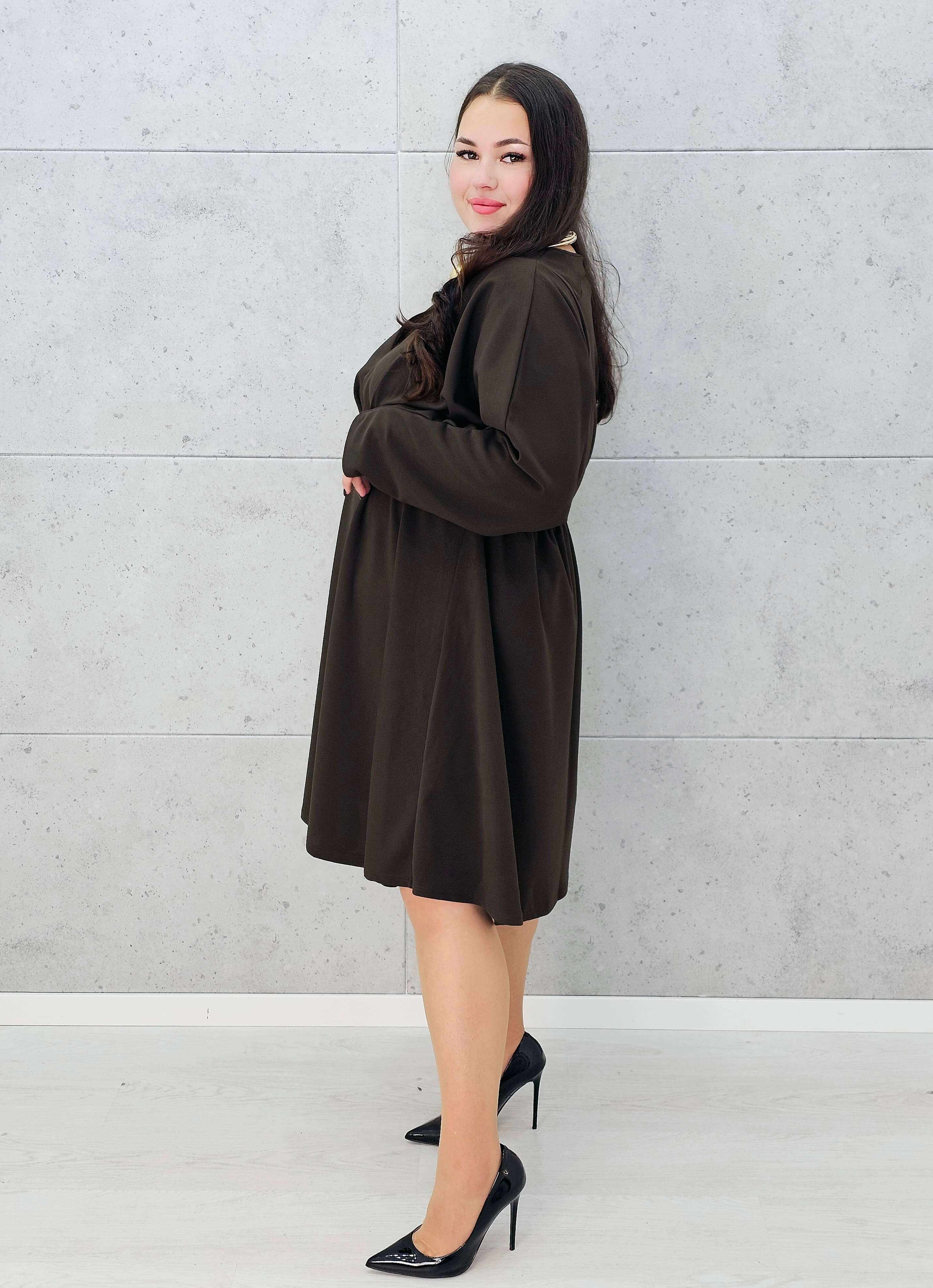 Brązowa sukienka XL z dekoltem w serek – modna stylizacja plus size -bok