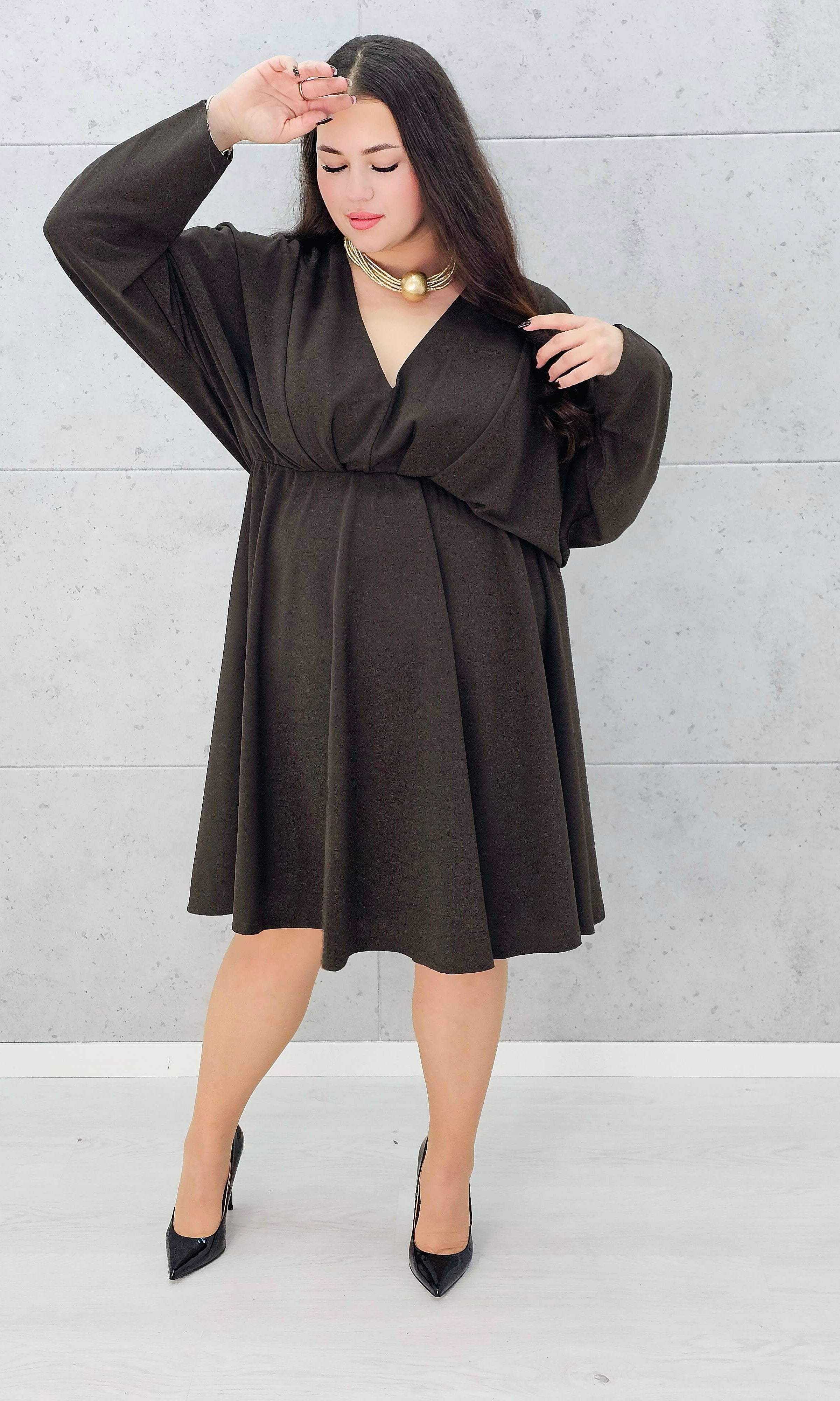 Brązowa sukienka XL z dekoltem w serek – modna stylizacja plus size -przodem