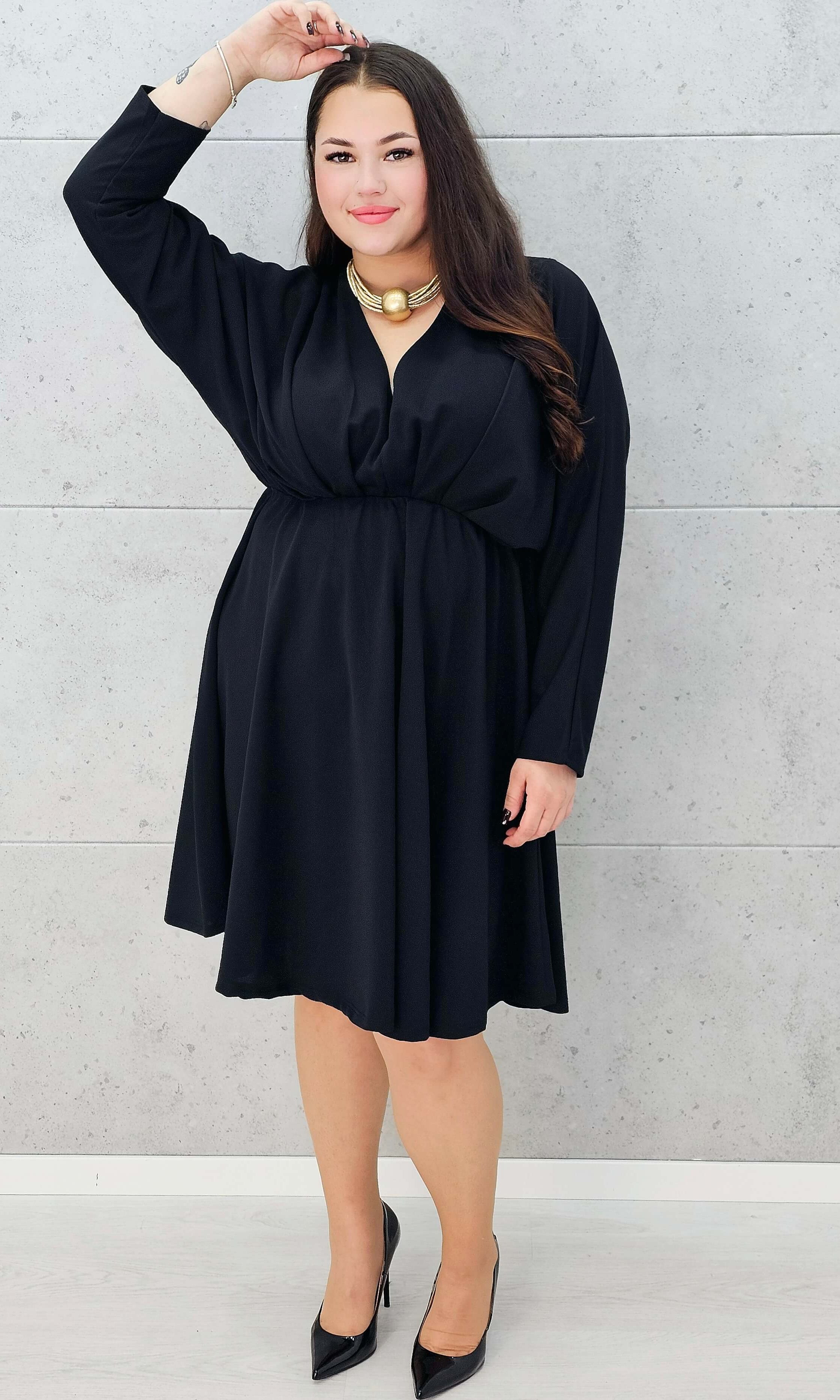 Czarna rozkloszowana sukienka plus size na wesele lub kolację - w całości