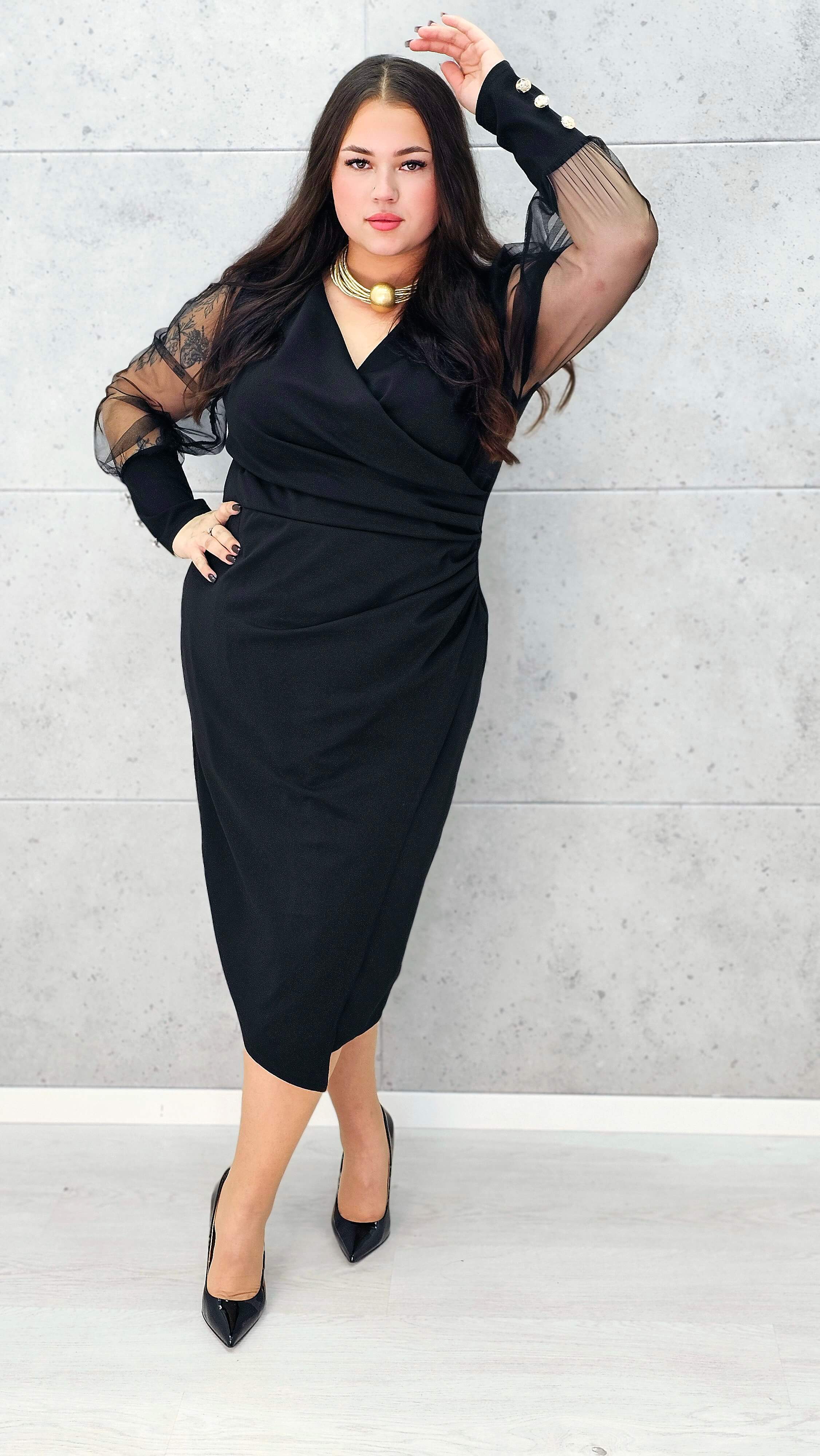 Czarna elegancka sukienka plus size z tiulowymi rękawami – widok z przodu