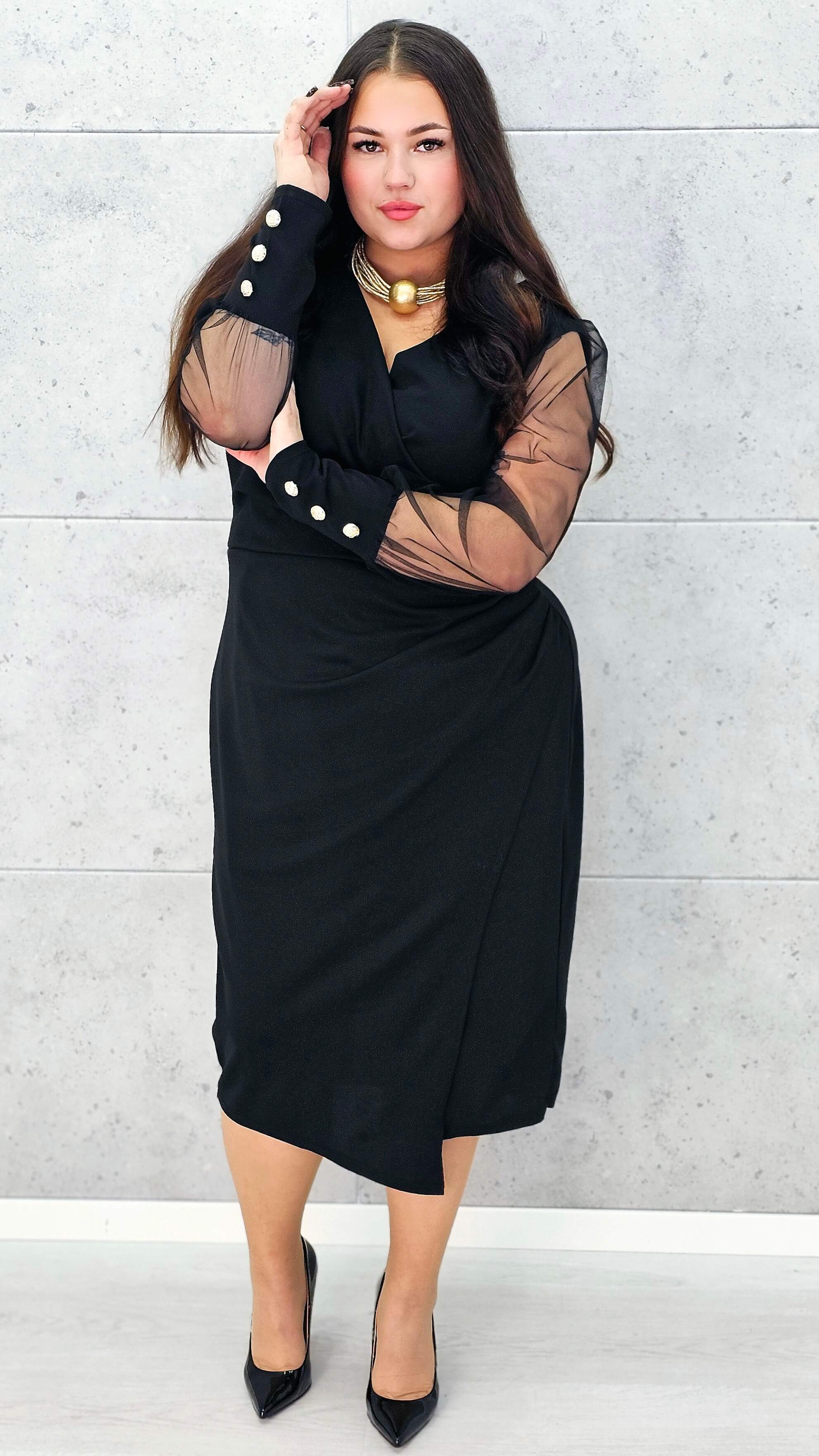 Stylowa czarna sukienka dla kobiet plus size – detale rękawa