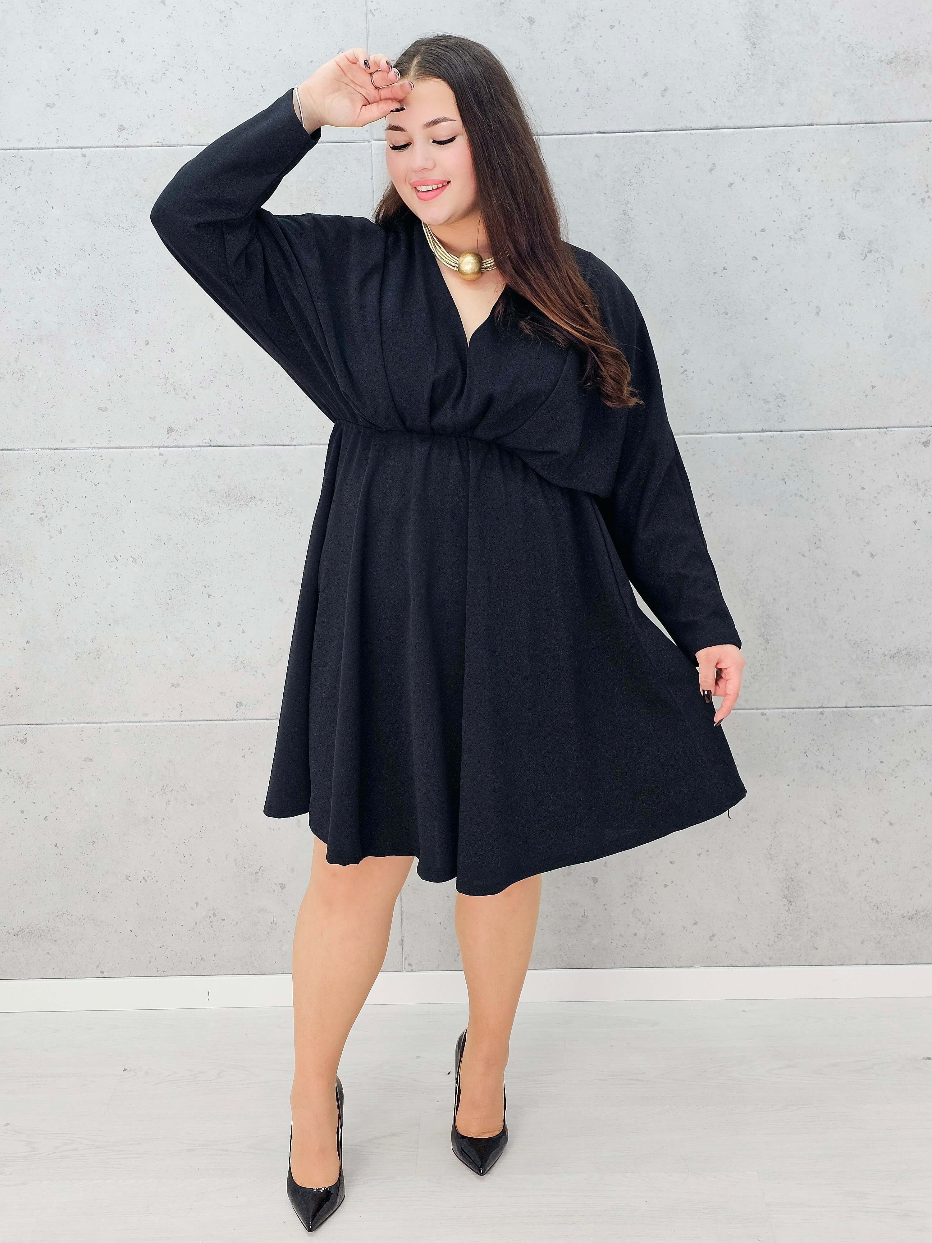 Czarna rozkloszowana sukienka plus size - na wesele lub kolację
