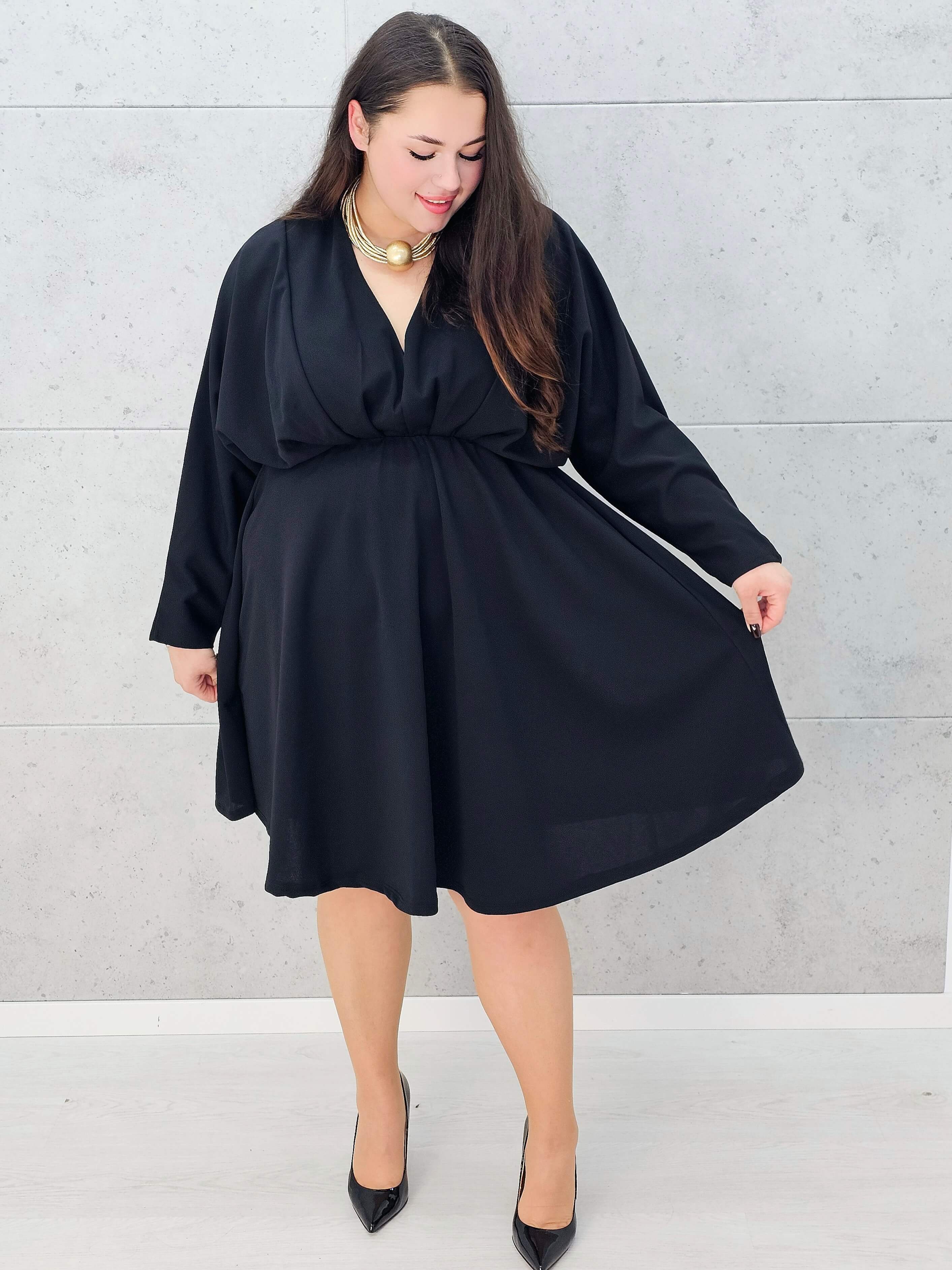 Czarna rozkloszowana sukienka plus size na wesele lub kolację - przodem z pokazaniem litry A