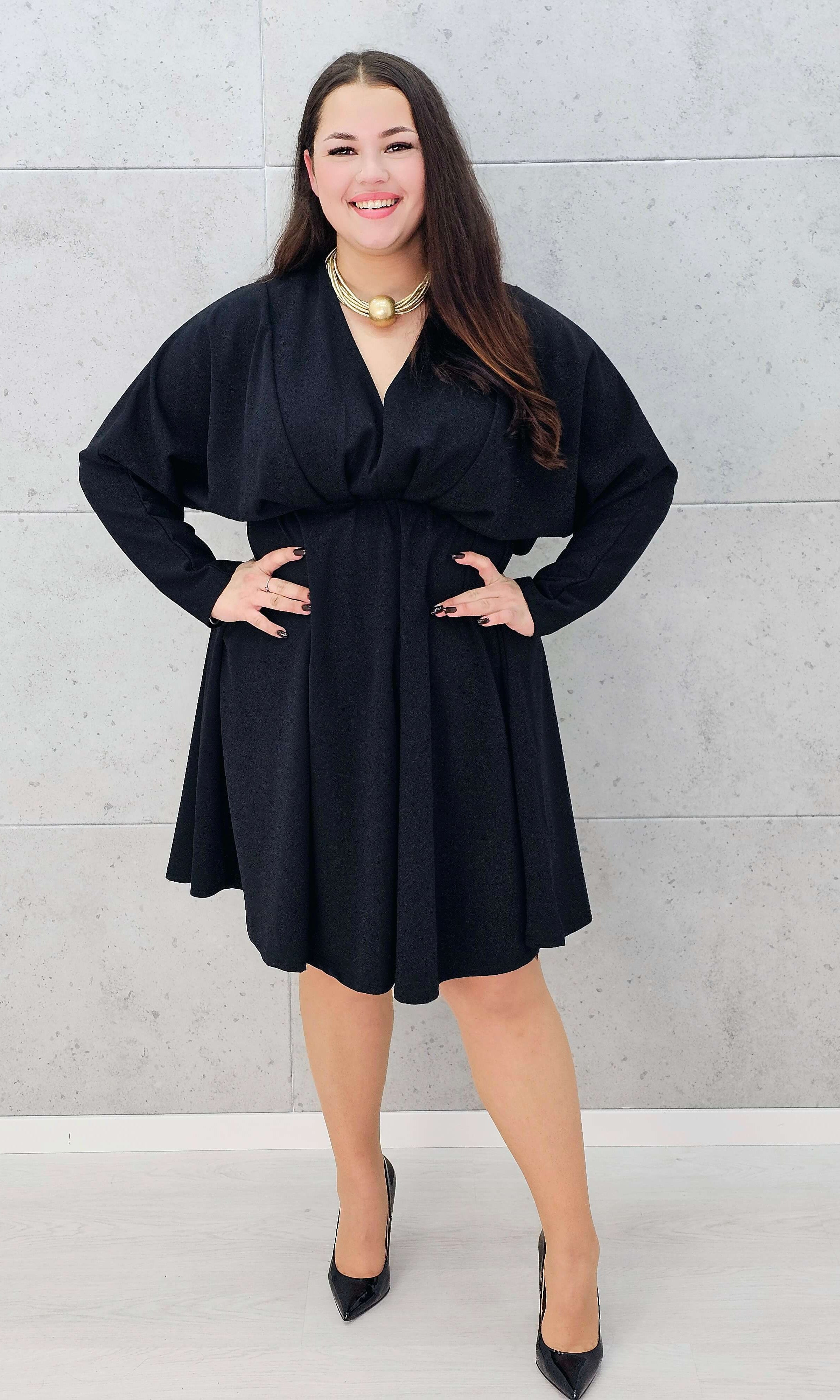 Czarna rozkloszowana sukienka plus size na wesele lub kolację w całości -na modelce