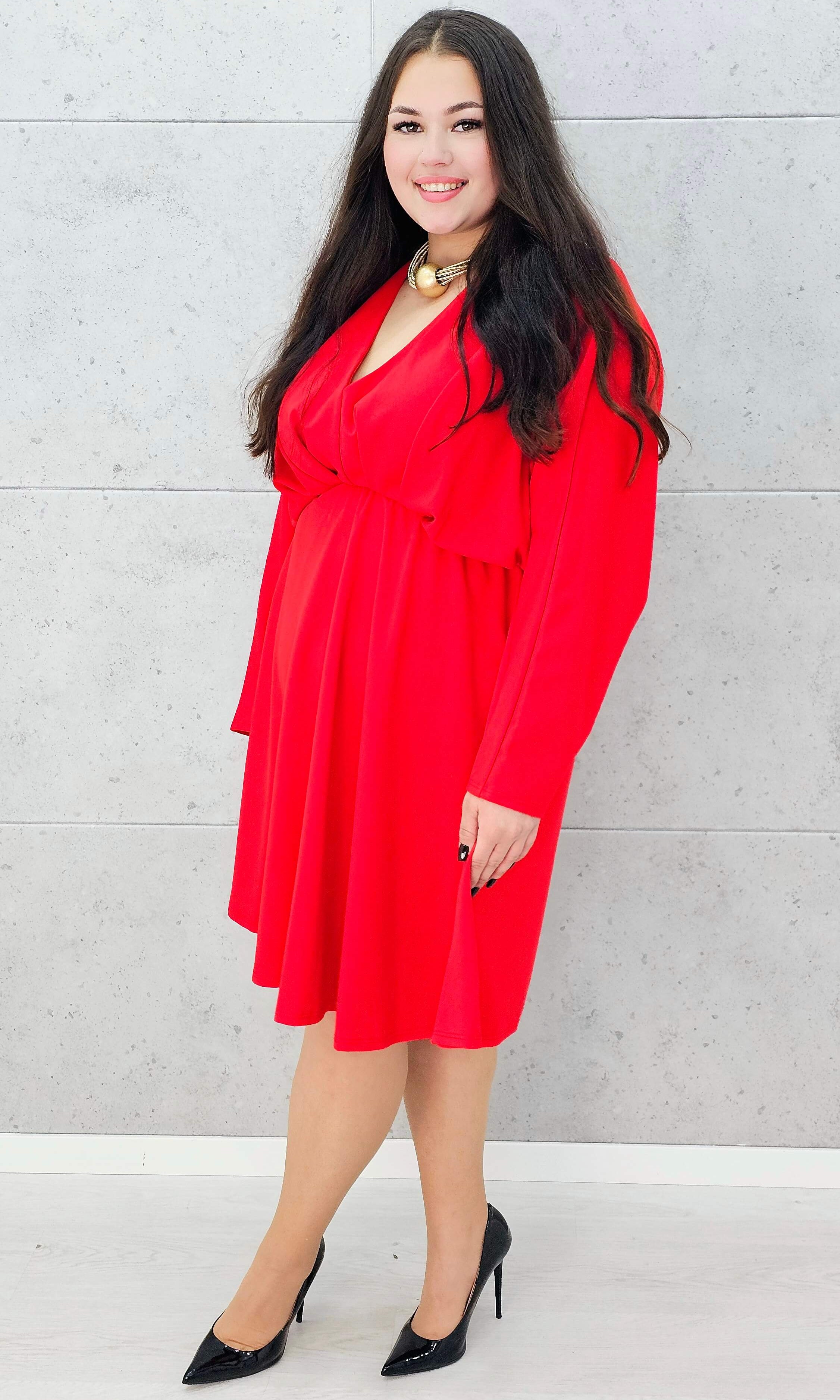 Czerwona sukienka plus size z dekoltem V – elegancka kreacja dla kobiet XL - bokiem
