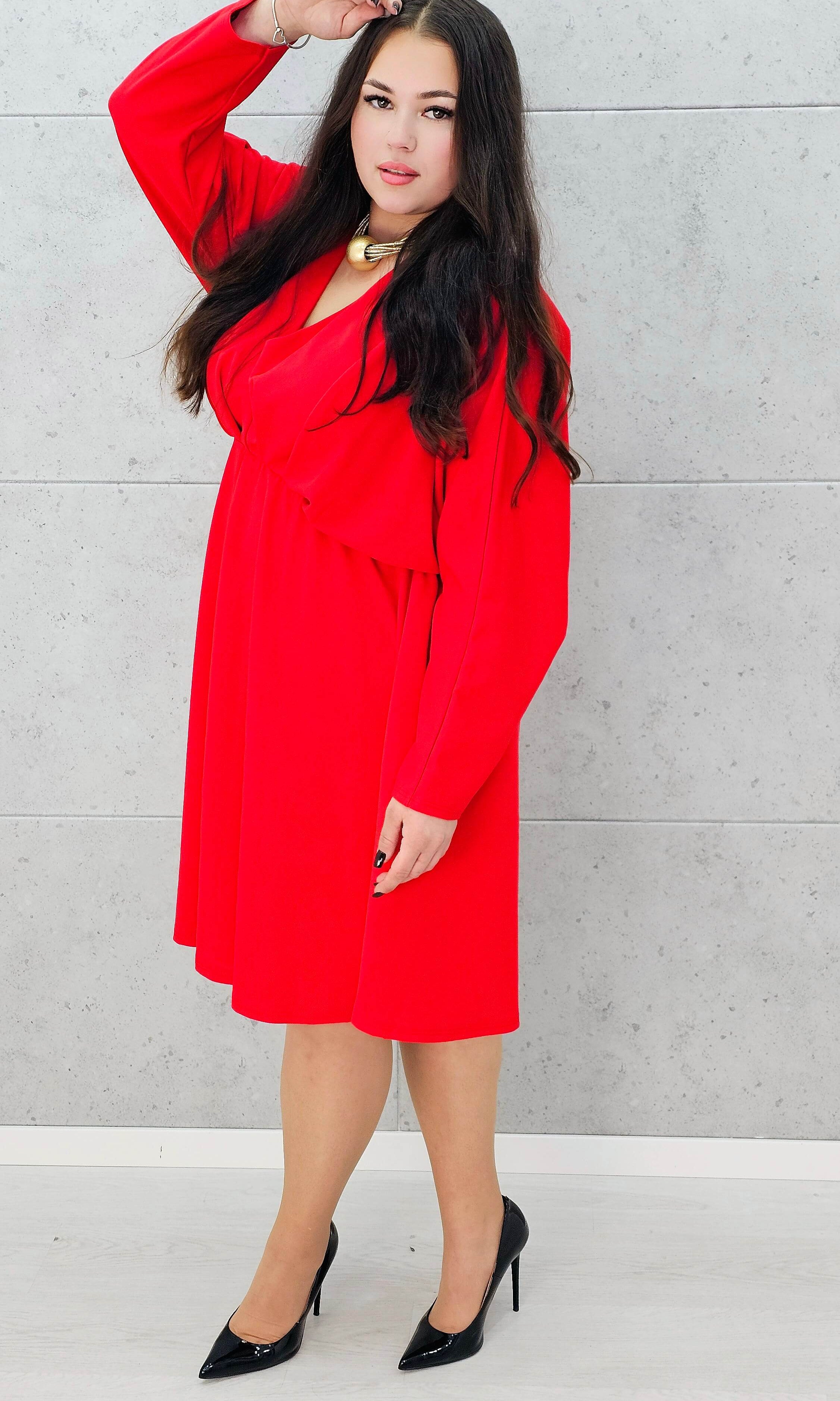Czerwona sukienka plus size z dekoltem V – elegancka kreacja dla kobiet XL - bokiem zdjęcie