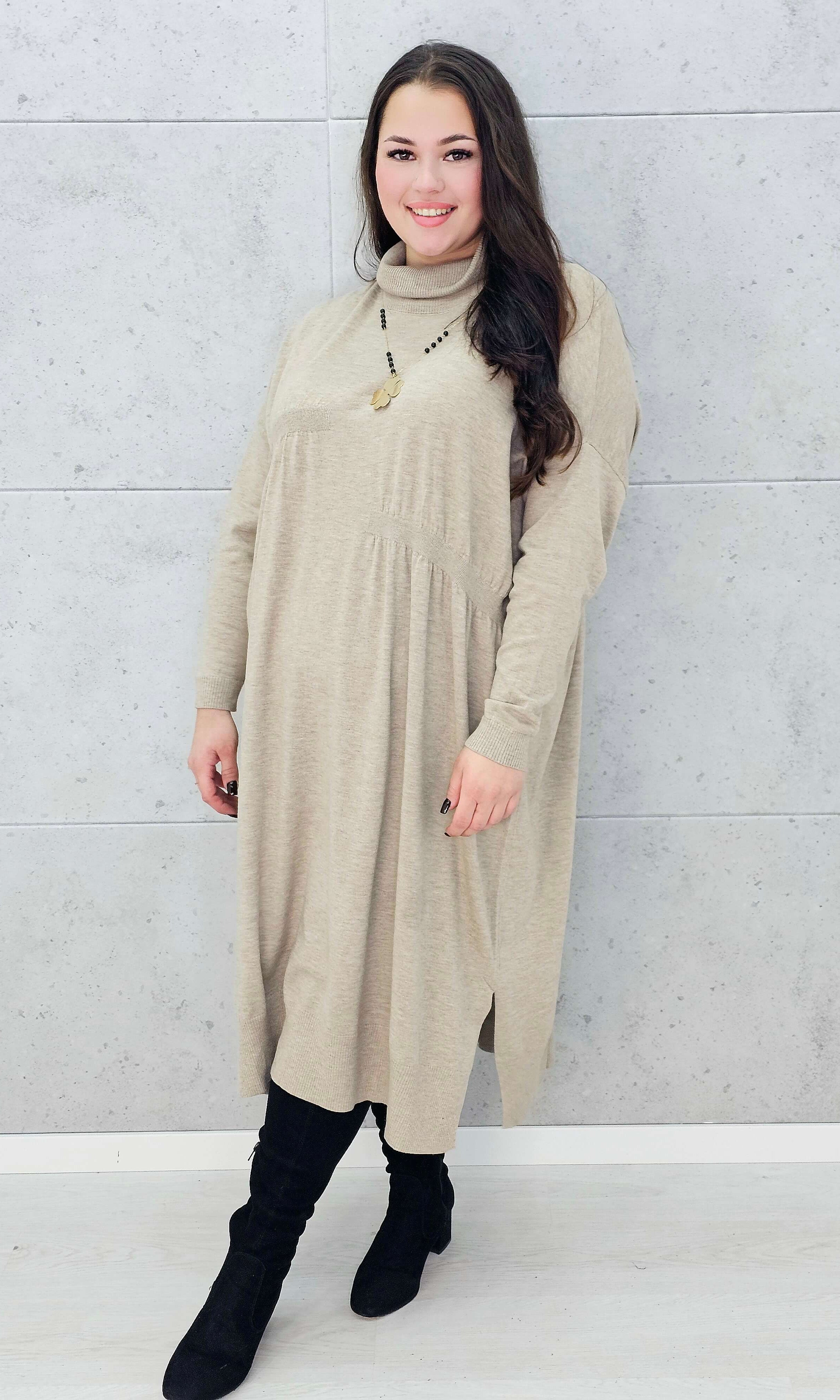 Beżowa sukienka swetrowa midi z golfem – Stylowa XL