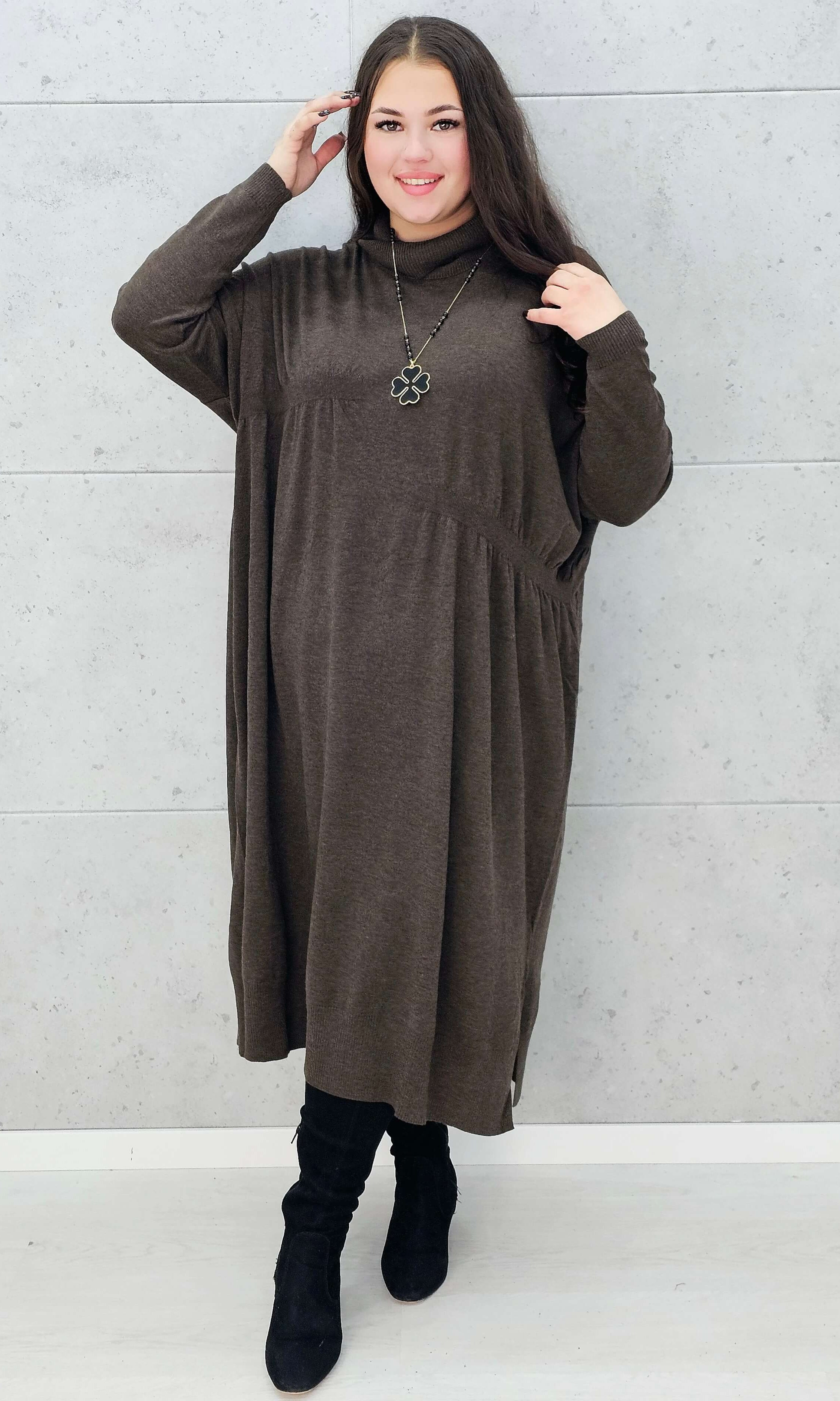 Sukienka swetrowa kawowa plus size z golfem – Stylowa XL
