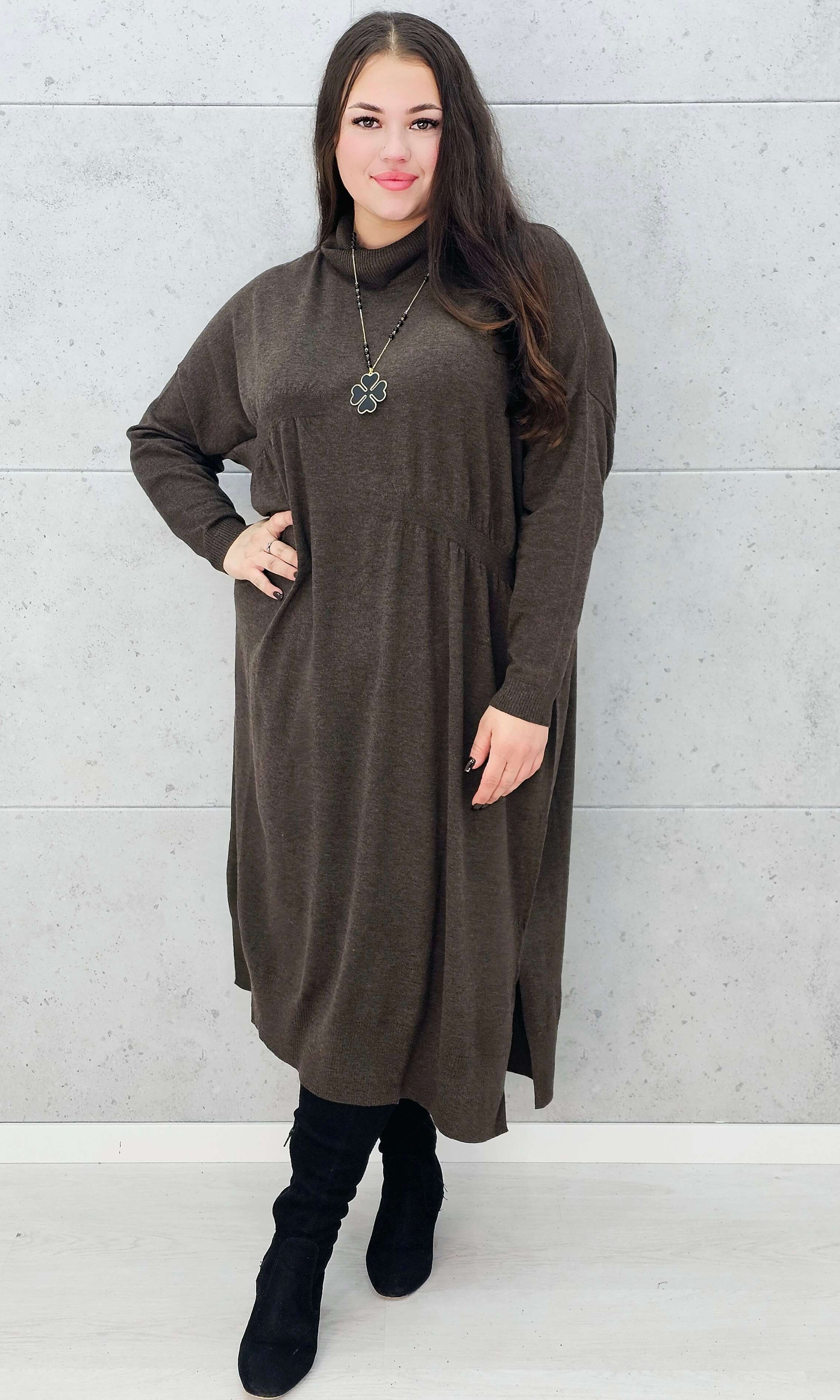 Stylizacja jesienna z kawową sukienką swetrową Stylowa XL