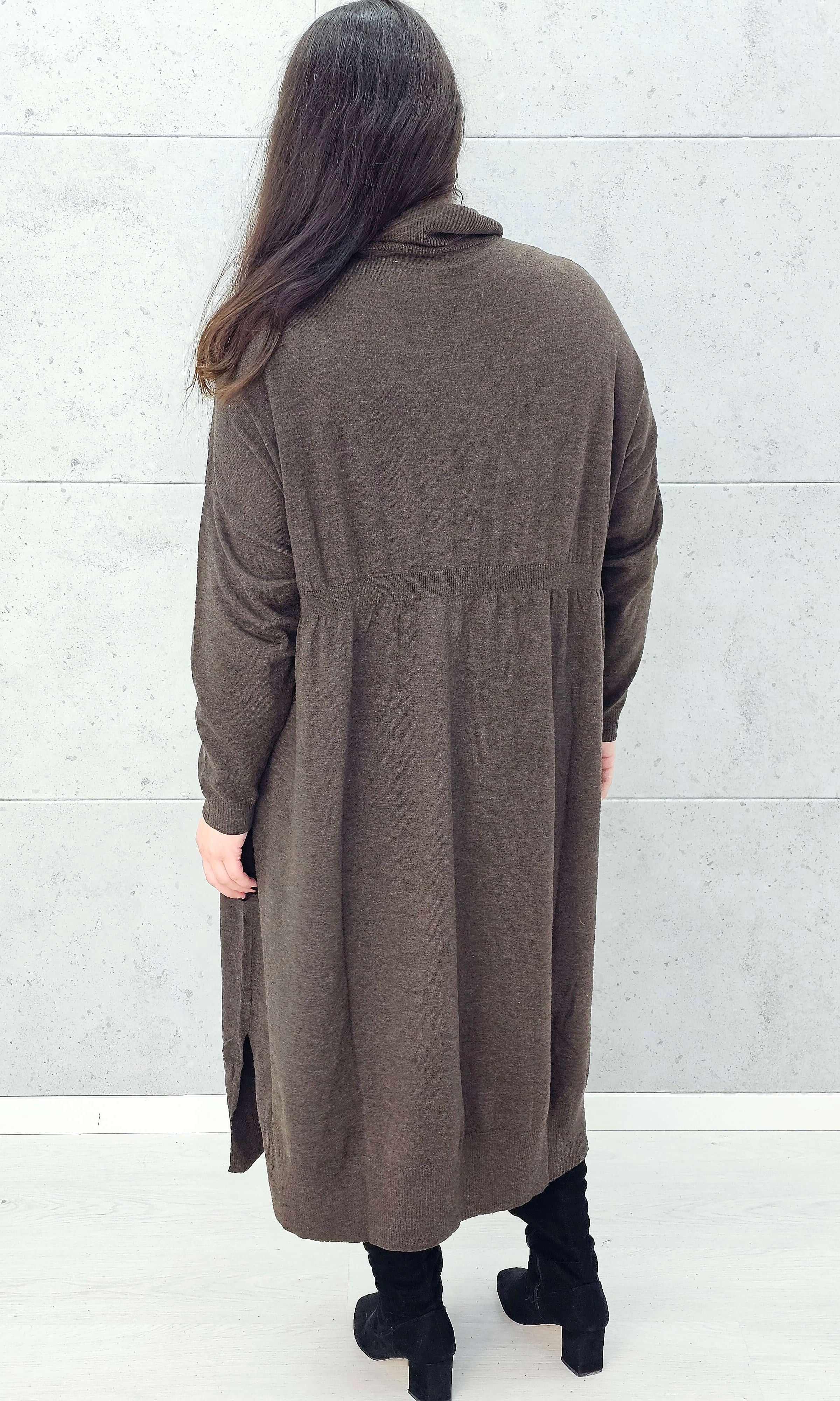 Tył sukienki swetrowej  kawowej plus size – Stylowa XL