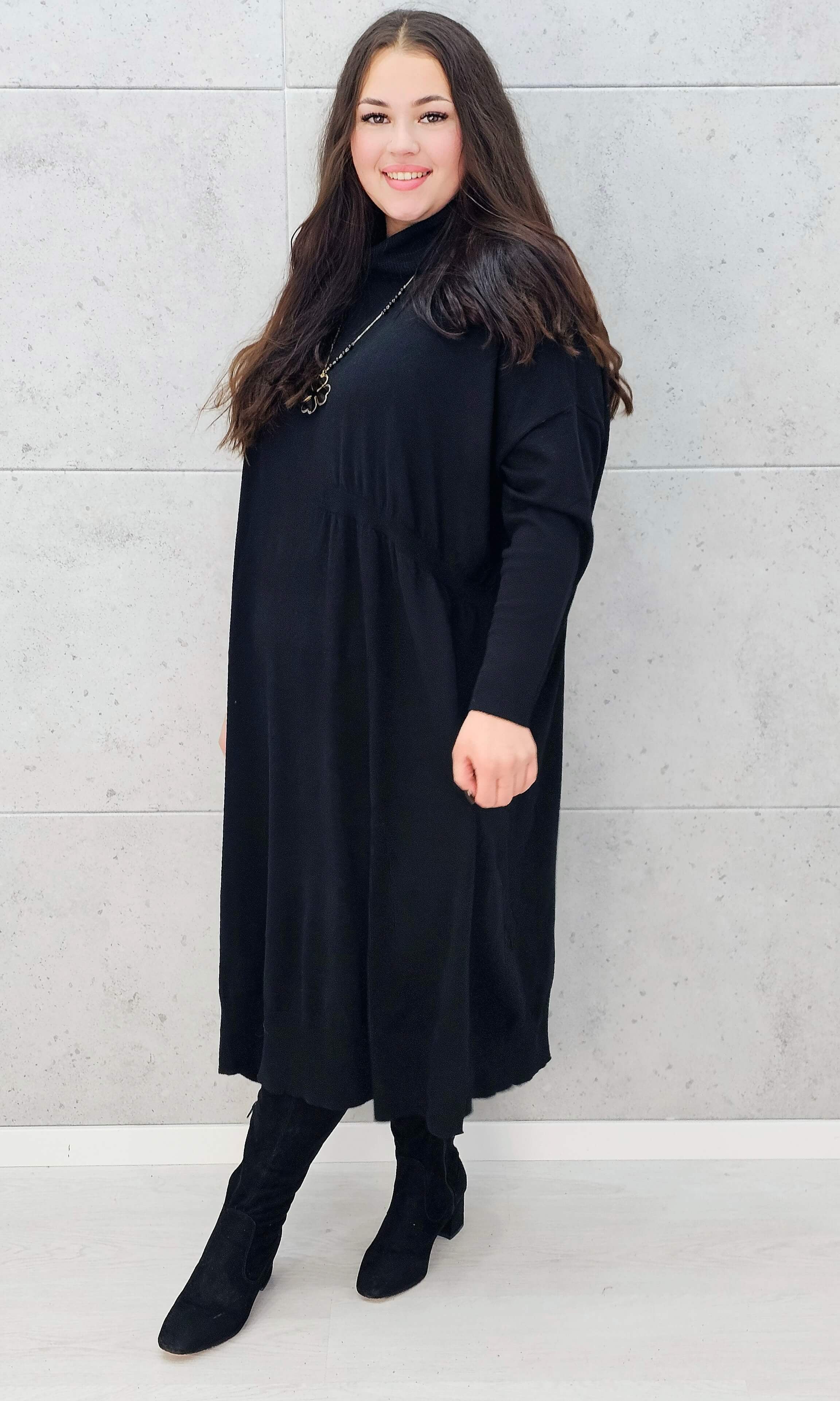 Ciepła czarna sukienka midi z golfem – Stylowa XL