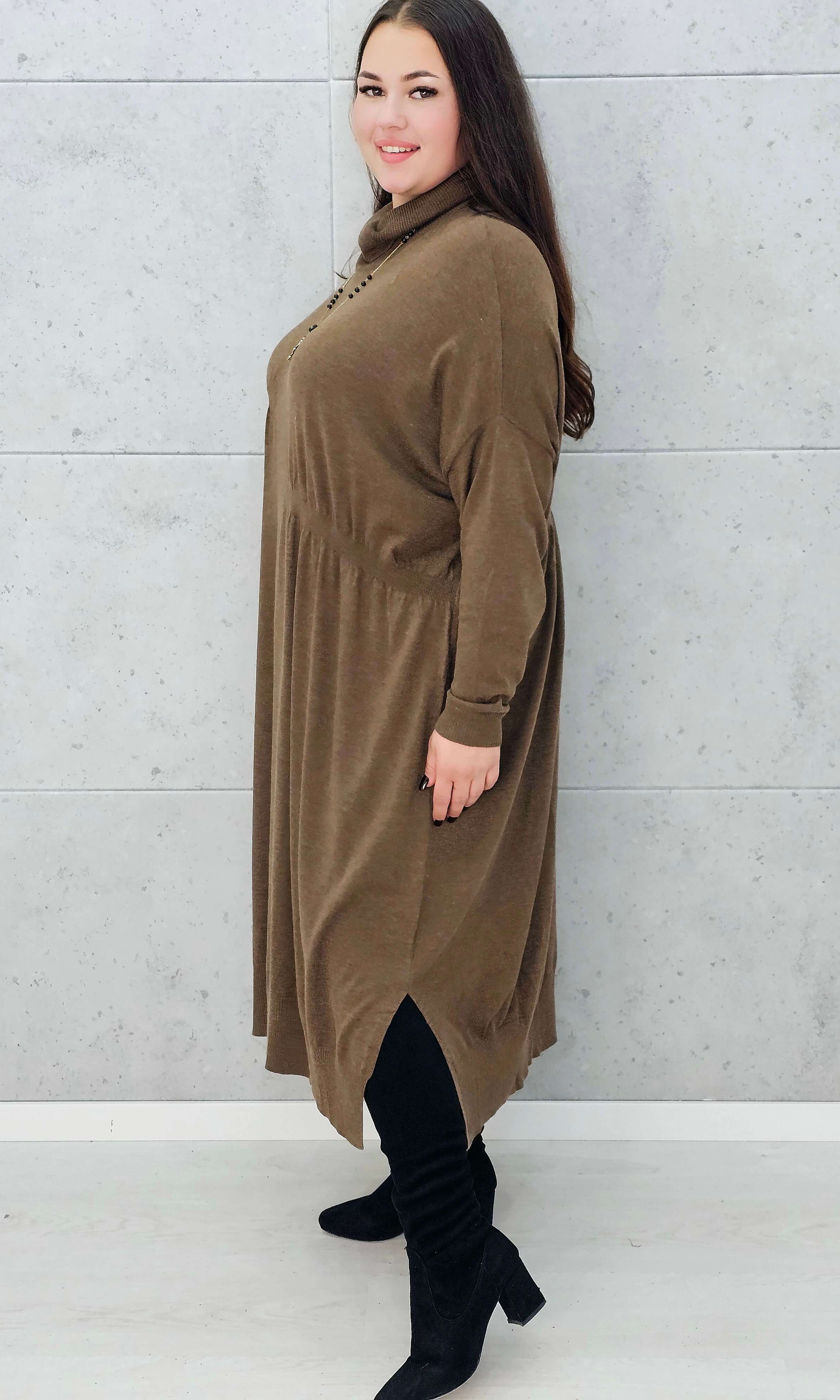 Sukienka swetrowa  plus size z golfem – Stylowa XL bokiem