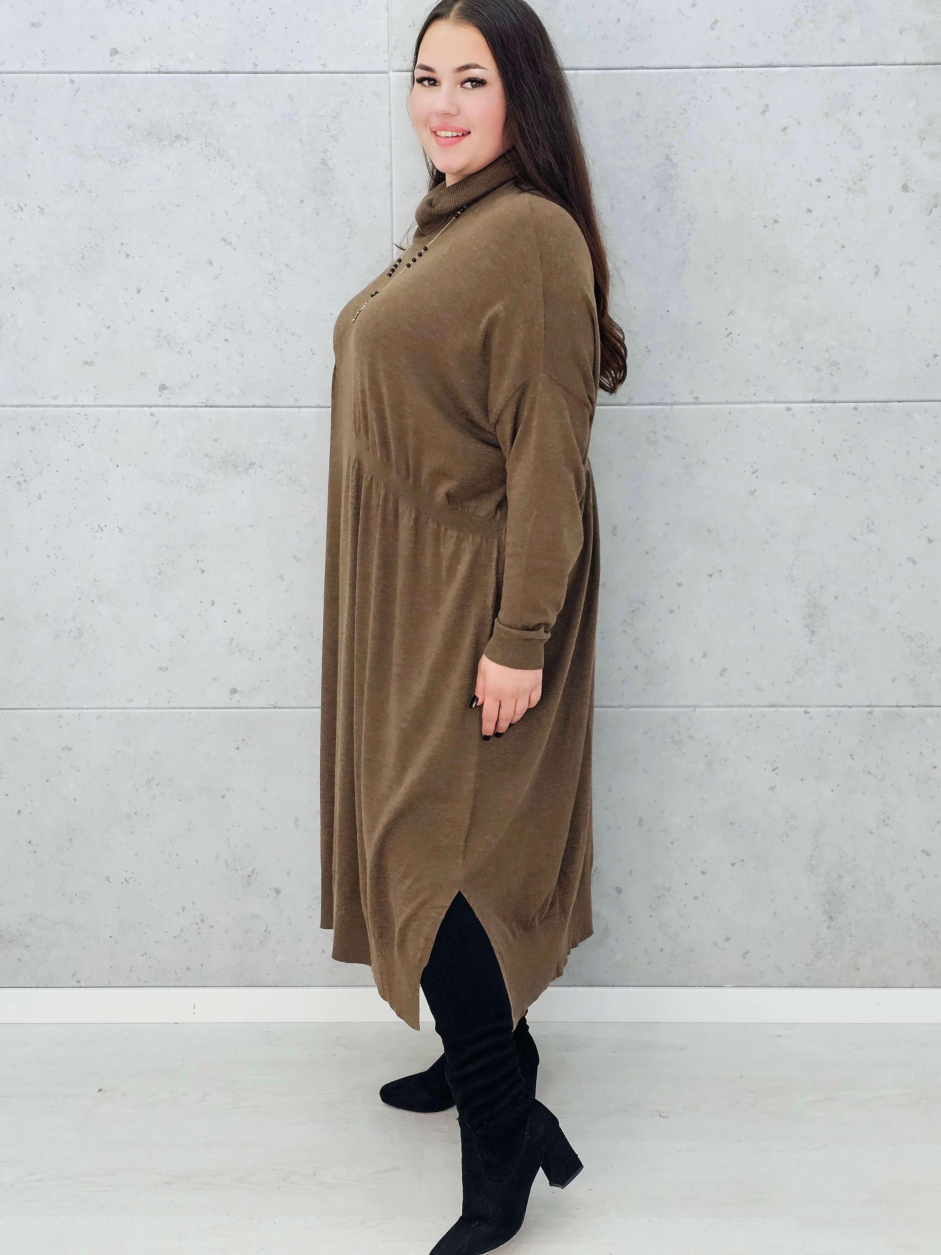 Sukienka swetrowa  plus size z golfem – Stylowa XL bokiem