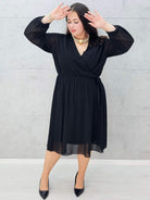 Elegancka szyfonowa sukienka plus size midi z kopertowym dekoltem Stylowa XL