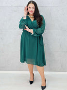 Elegancka szyfonowa sukienka plus size midi z kopertowym dekoltem Stylowa XL