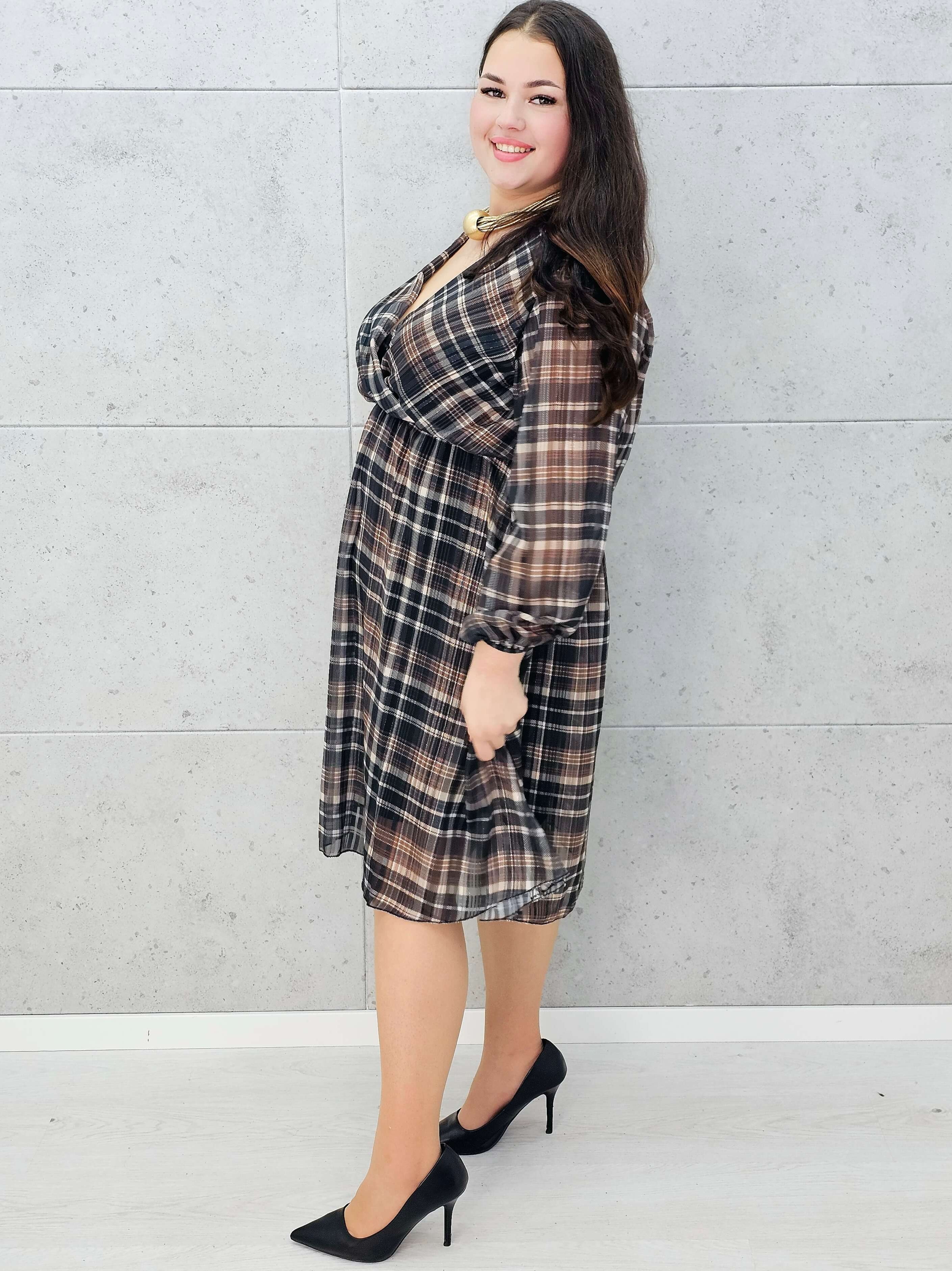 szyfonowa sukienka w kratę midi plus size z kopertowym dekoltem – bok